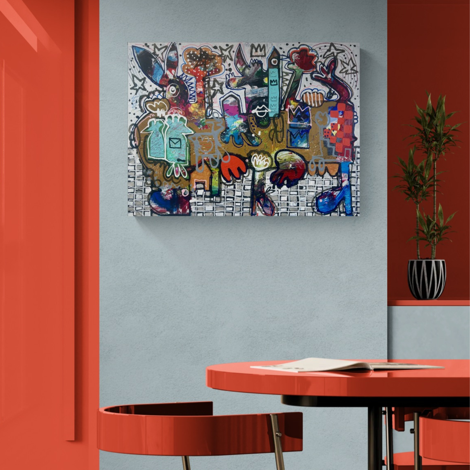 The Crowned Crowd von Fredi Gertsch als Wandbild über einem grauen Sofa vor einer dunkelblauen Wand