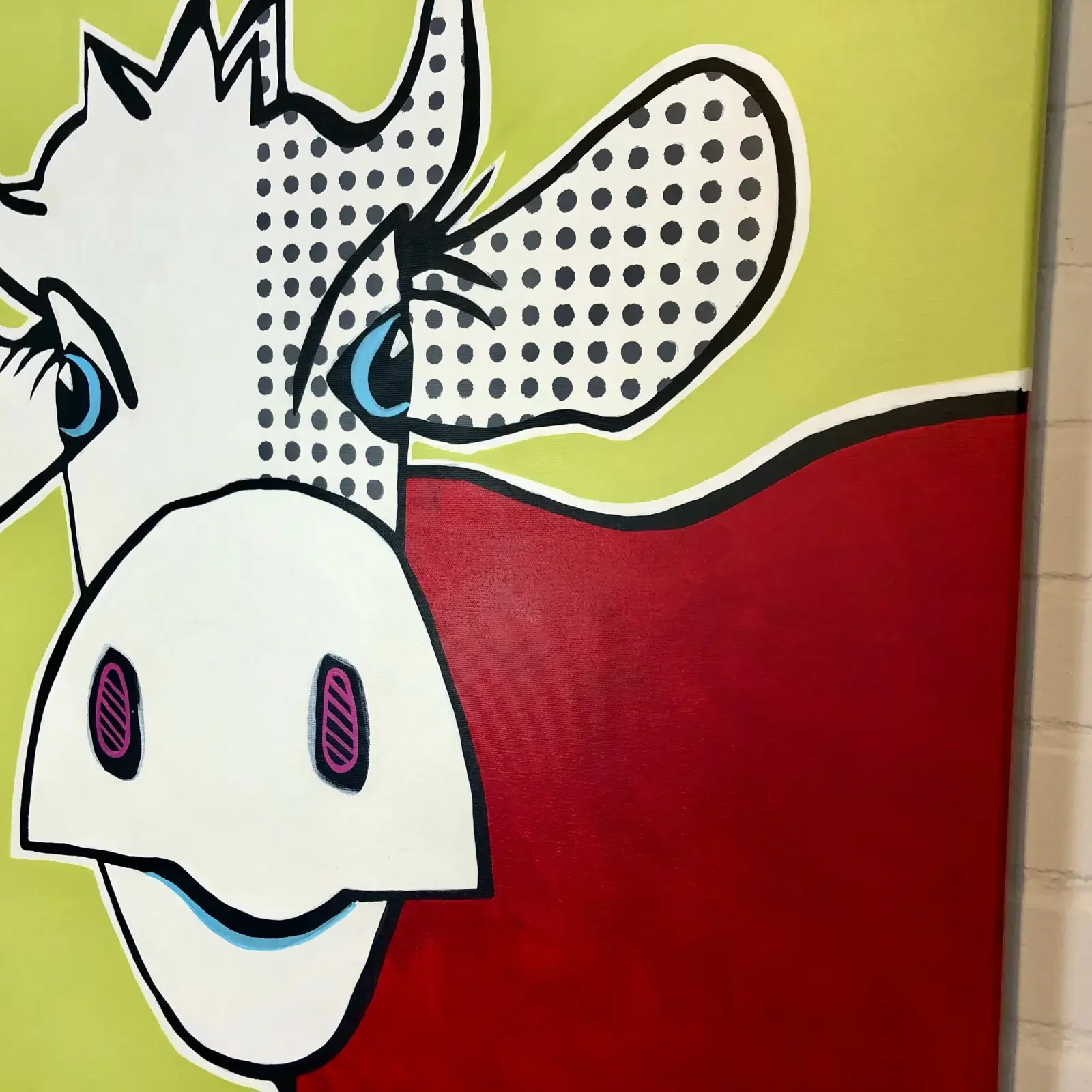 VogelLisi Florence, Detailansicht Kuhkopf und rotes Farbfeld mit grünem Hintergrund, Pop Art Acrylgemälde auf Leinwand, Fredi Gertsch, 2019