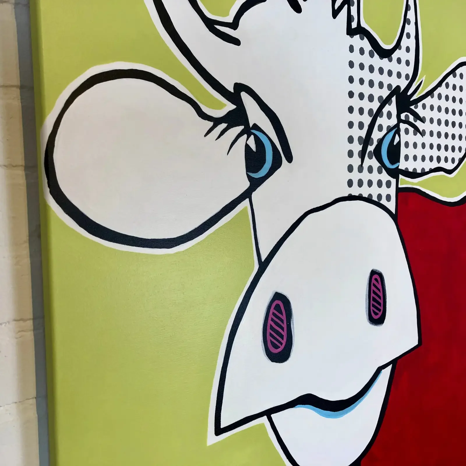 Detailaufnahme VogelLisi Florence, Kuhkopf mit Punkten im Ohr und kräftigen schwarzen Konturen, Pop Art Acryl, Fredi Gertsch, 2019