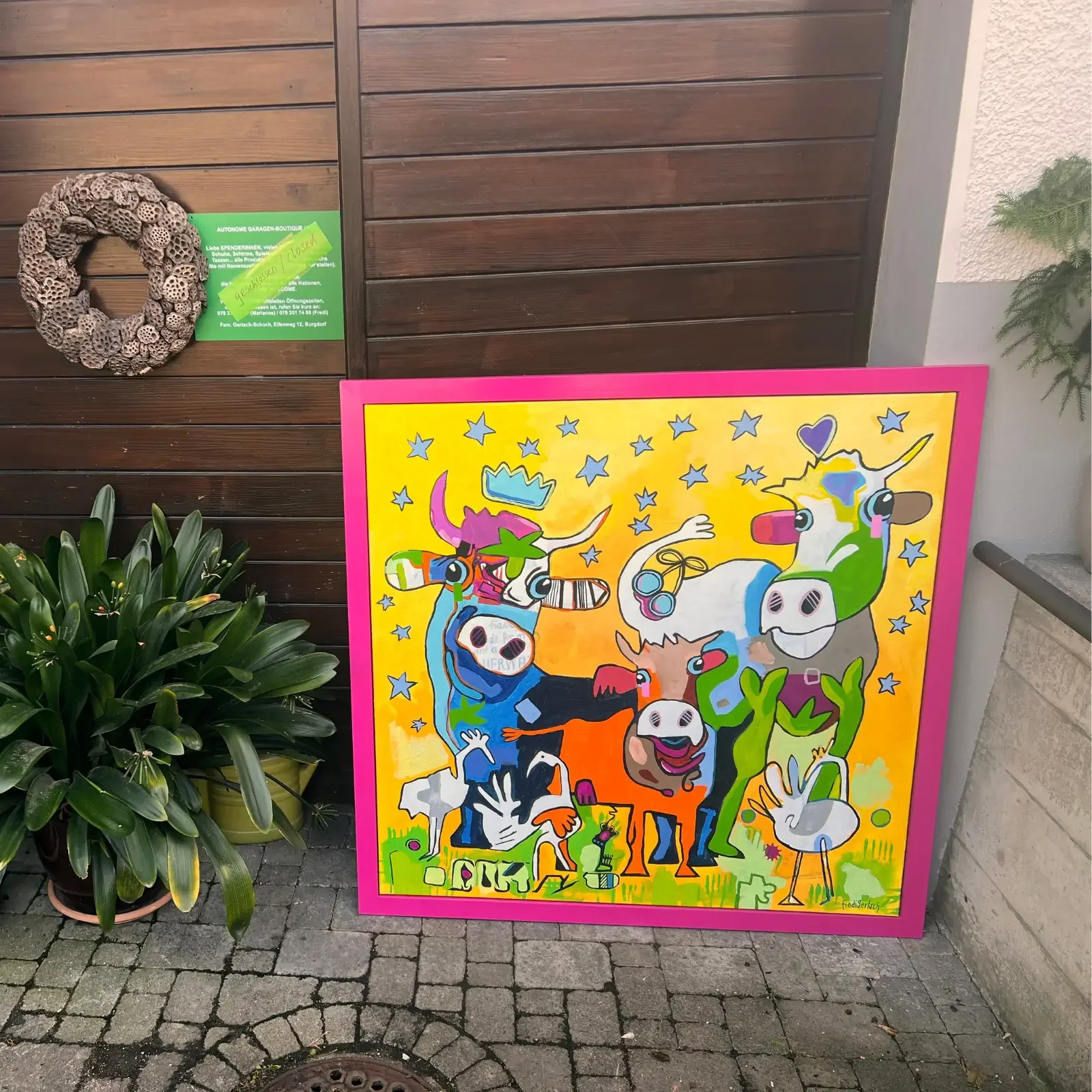 Karneval der Kühe, Pop Art Acrylgemälde auf Leinwand, ausgestellt im Freien mit drei Kühen und Hühnern, Fredi Gertsch, 2022