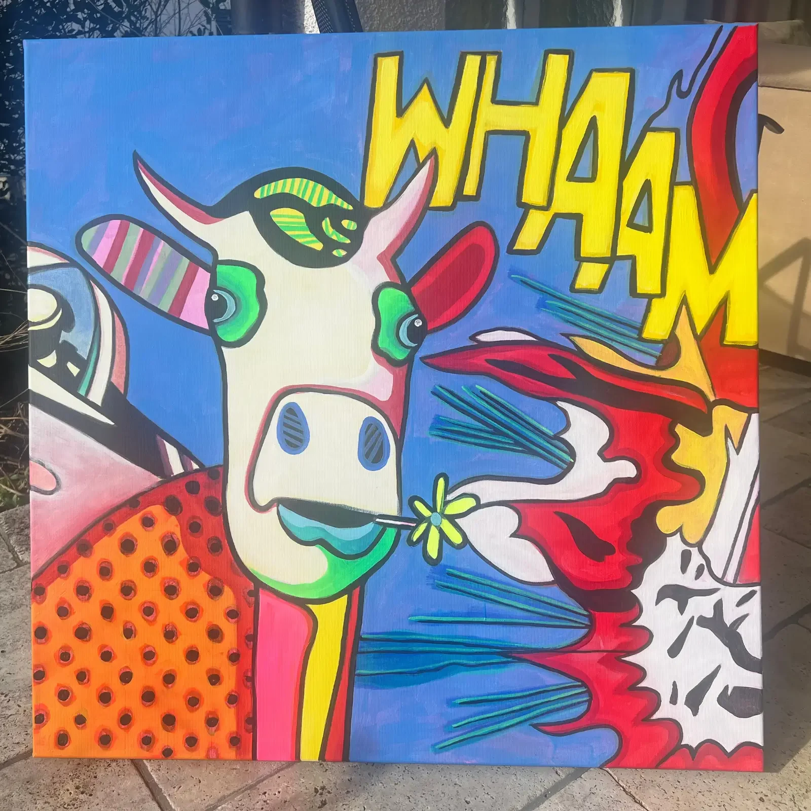 Baby Meets Roy, Pop Art Acrylgemälde auf Leinwand, bunte Kuh und Comic-Elemente im Sonnenlicht, Fredi Gertsch, 2024