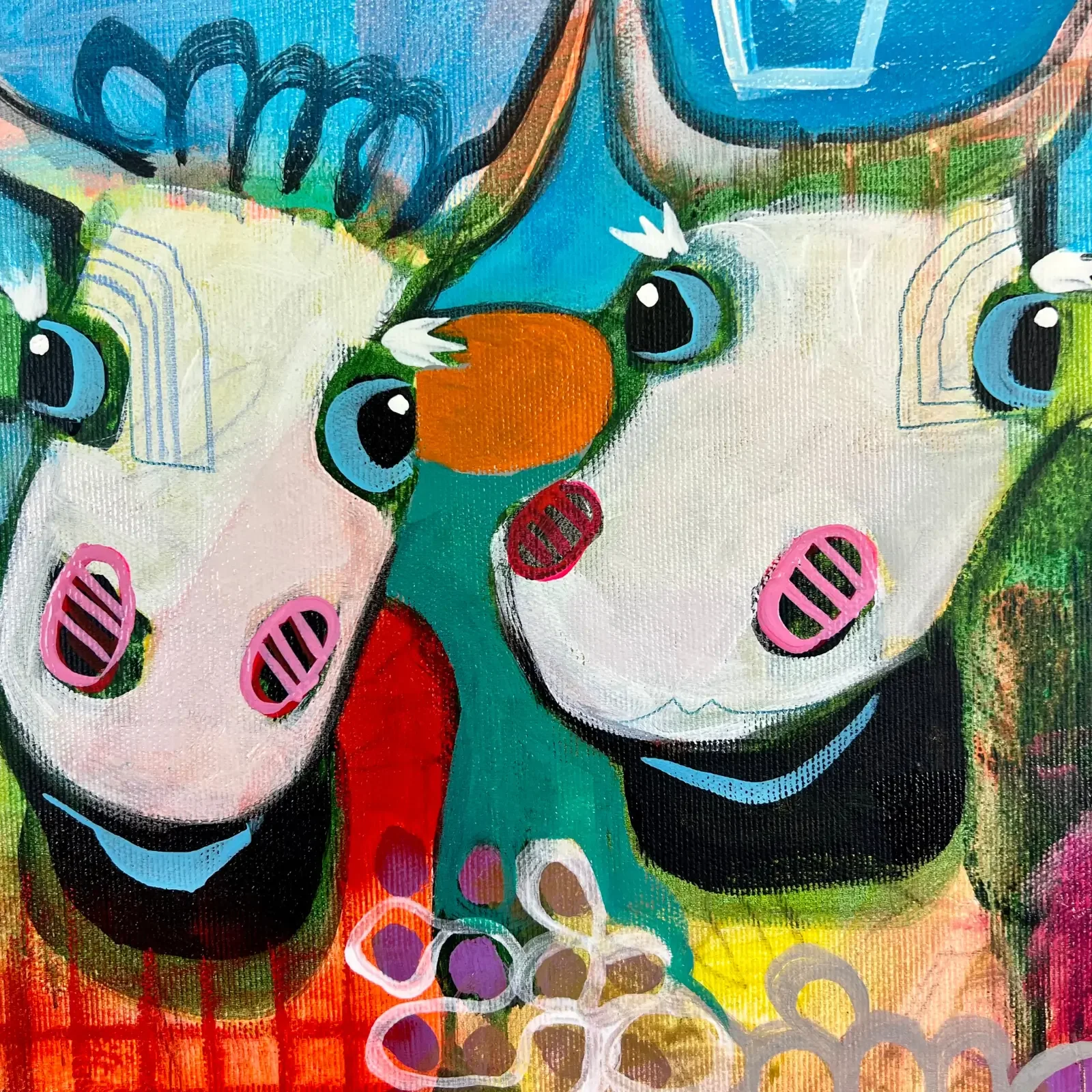 Detail zwei Kühe mit bunten Kronen, Pop Art Acrylgemälde Alpaufzug – Crown Parade, Fredi Gertsch, 2023