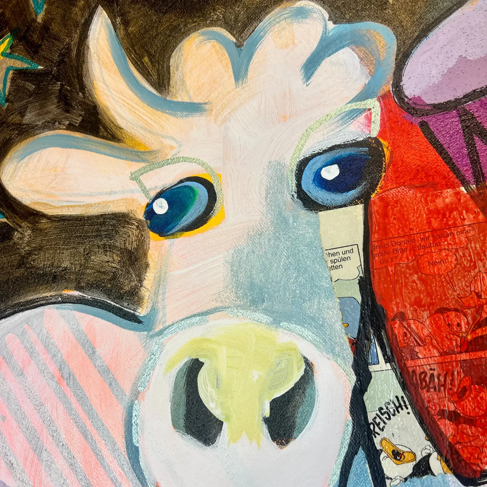 Detail Kuhkopf mit blauen Augen, Collage-Elemente, Pop Art Acrylgemälde King Is King, Fredi Gertsch, 2024