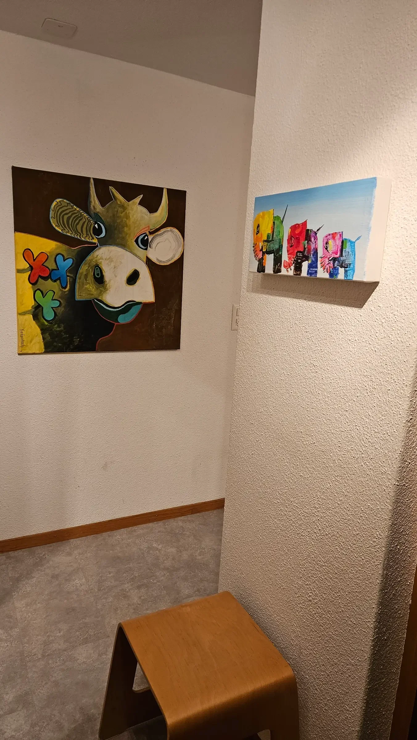 VogelLisi, Pop Art Kuhgemälde von Fredi Gertsch als Wandbild im Raum, Schweizer Kunst aus Burgdorf