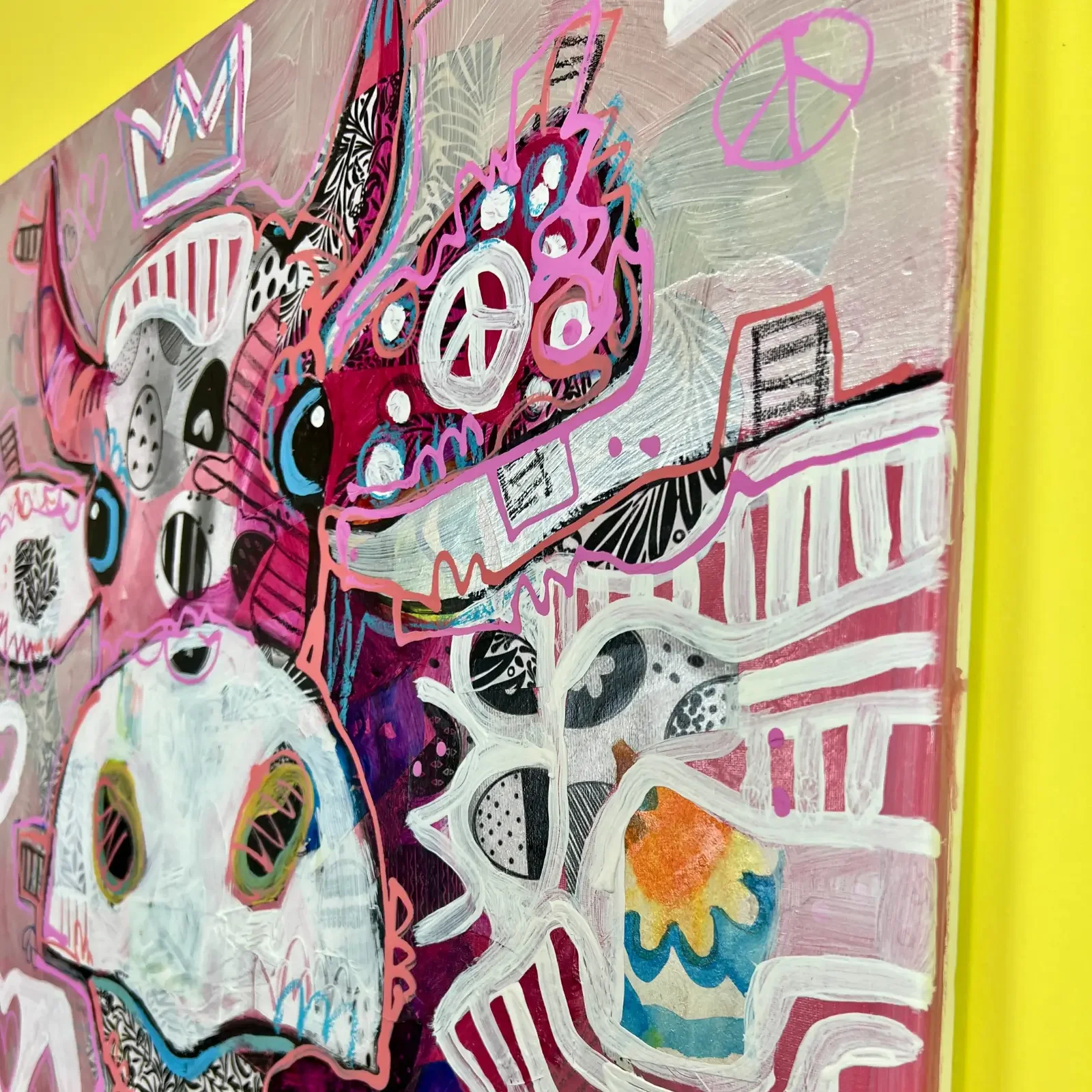 Seitliche Ansicht mit pinken und schwarzen Akzenten, Pop Art Acrylgemälde VogelLisi – Pink Peace, Fredi Gertsch, 2026