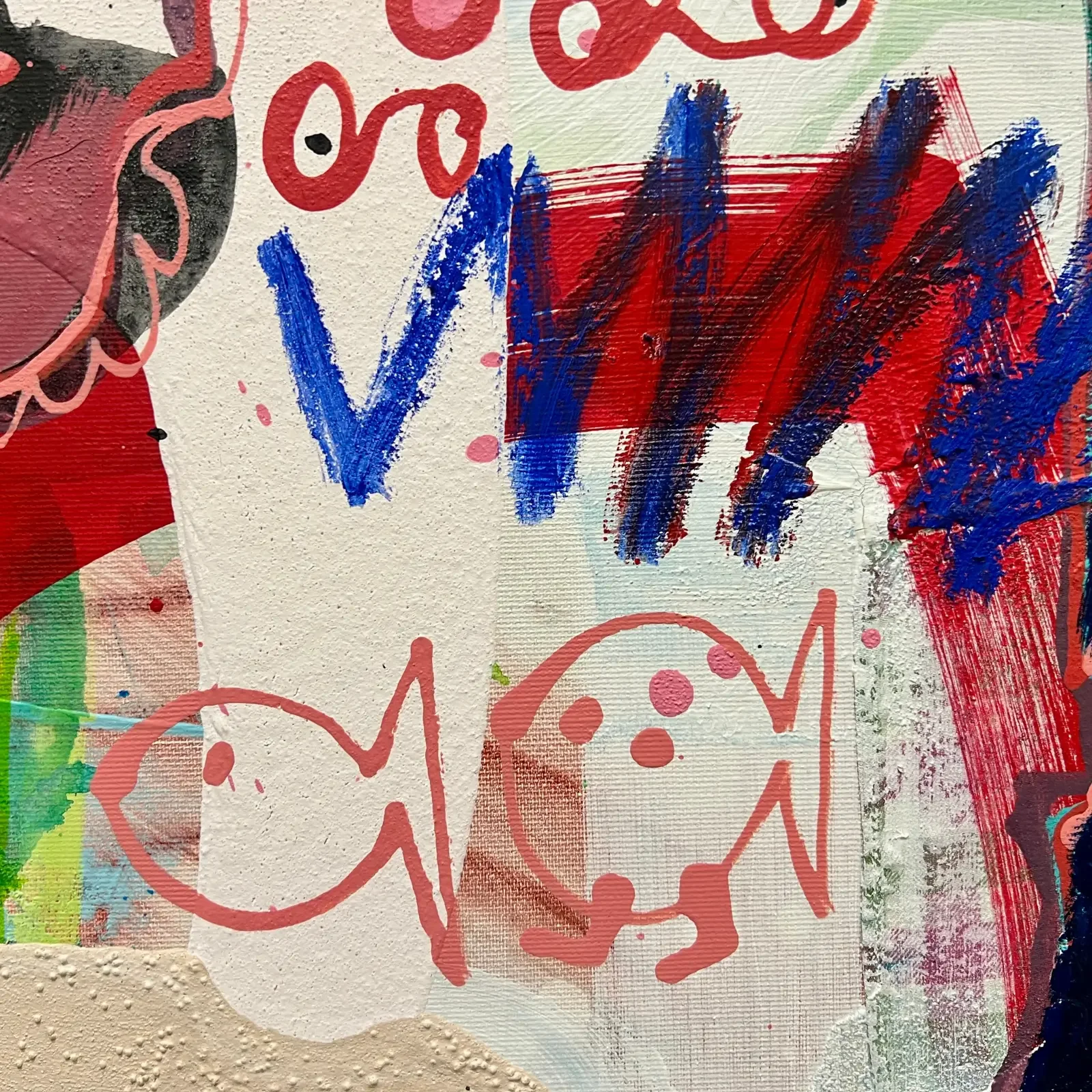 Detail: Collage und Schriftzeichen in Rot und Blau, Originalgemälde Just Us Two – Crown & Cow von Fredi Gertsch (2026)