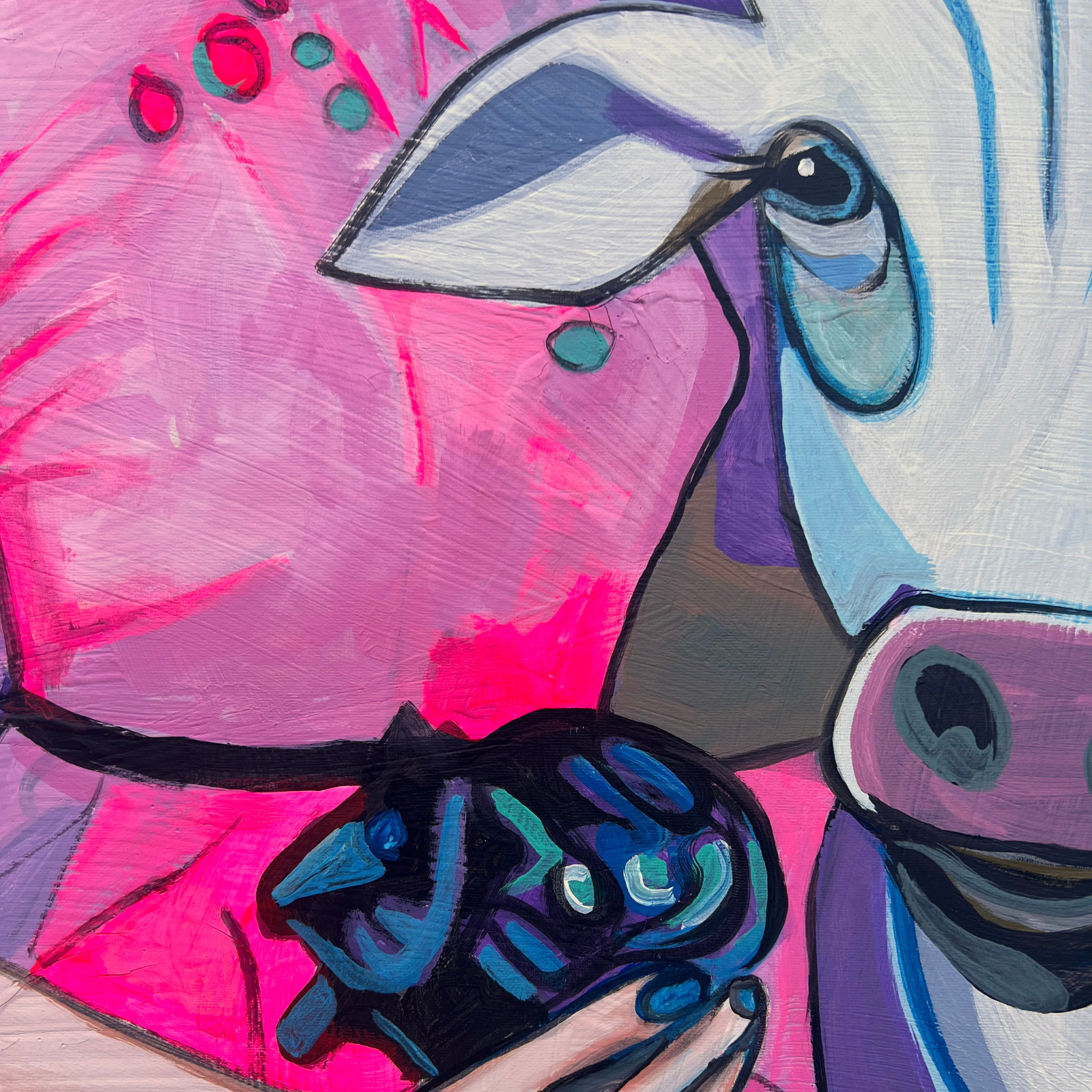 Detail Kuhkopf und Hand mit schwarzem Objekt, Pop Art Acrylgemälde Barbie Doll, Ella & Louisa, Fredi Gertsch, 2023