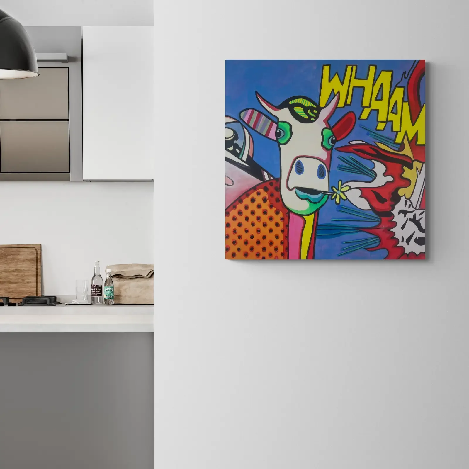 Baby Meets Roy von Fredi Gertsch, Pop Art Acrylgemälde als Wandbild in moderner Küche, 2024