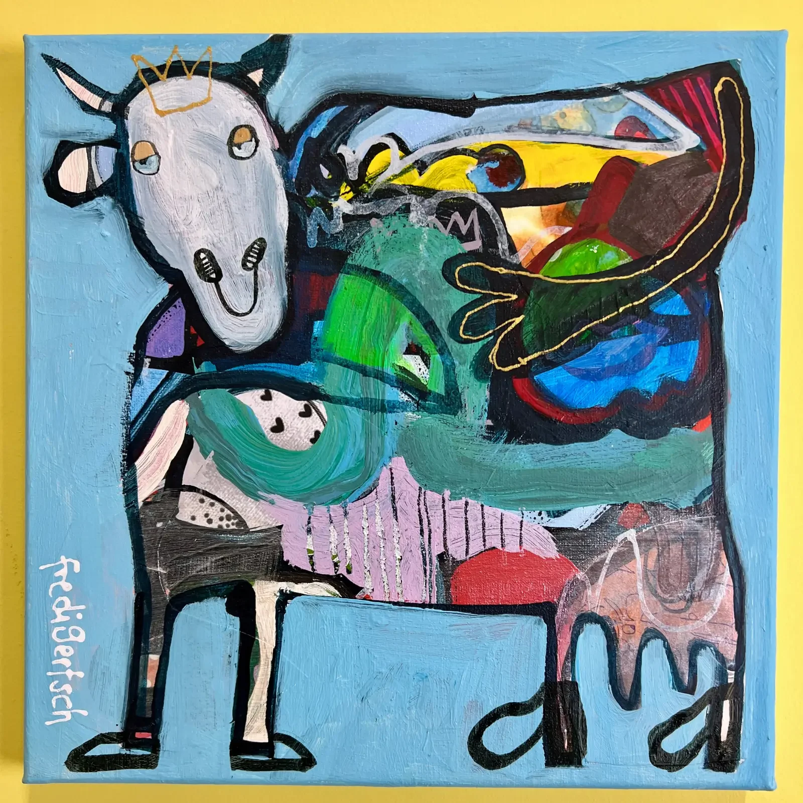 Blue Crown Cow, Pop Art Acrylgemälde von Fredi Gertsch, Gesamtansicht mit gelbem Rand, 2026