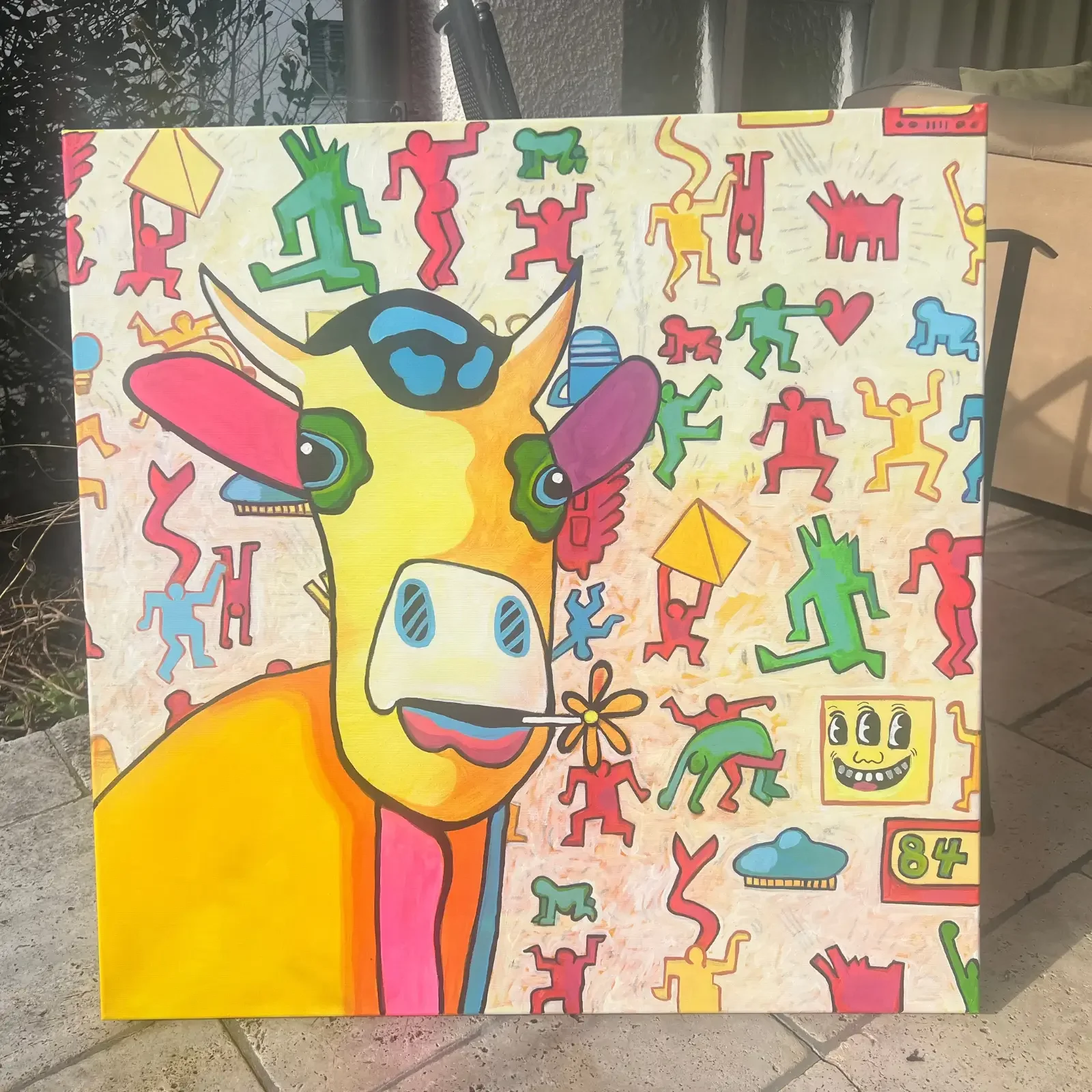 Baby Meets Keith, Pop Art Acrylgemälde auf Leinwand, gelbe Kuh und bunte Figuren im Sonnenlicht, Fredi Gertsch, 2024