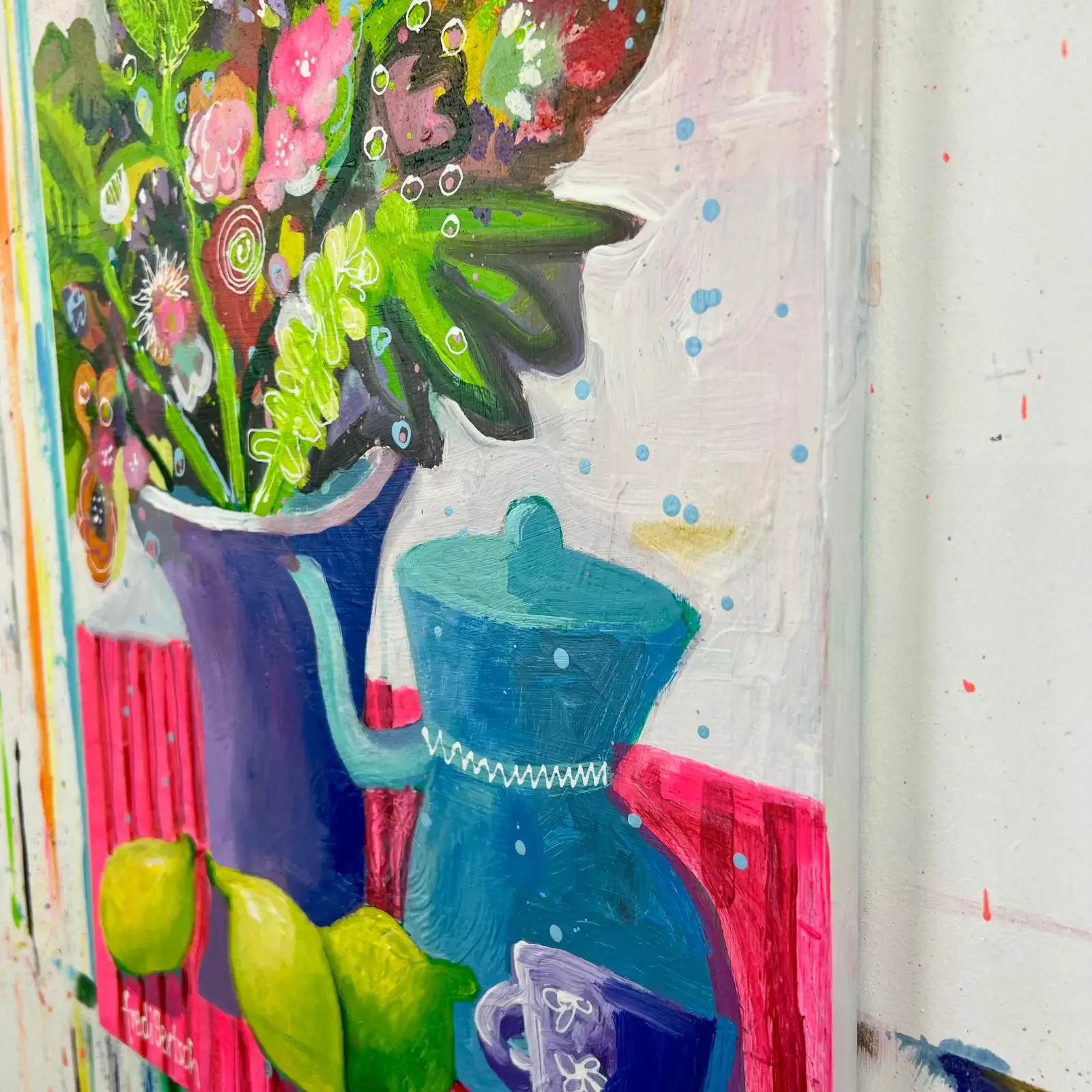 Detail Kanne und Tasse auf rotem Tisch, Pop Art Acrylgemälde Blumenfrühstück am Fenster, Fredi Gertsch, 2024