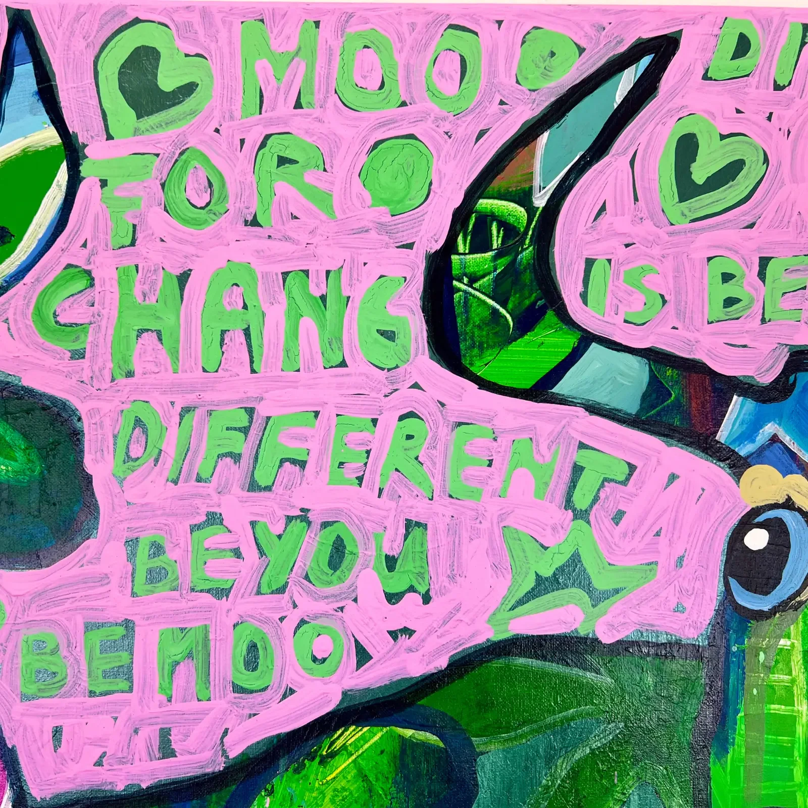 Detail Schriftzug "mood for change", pinke Buchstaben, Pop Art Acrylgemälde Just Us Two – Be You, Fredi Gertsch, 2025