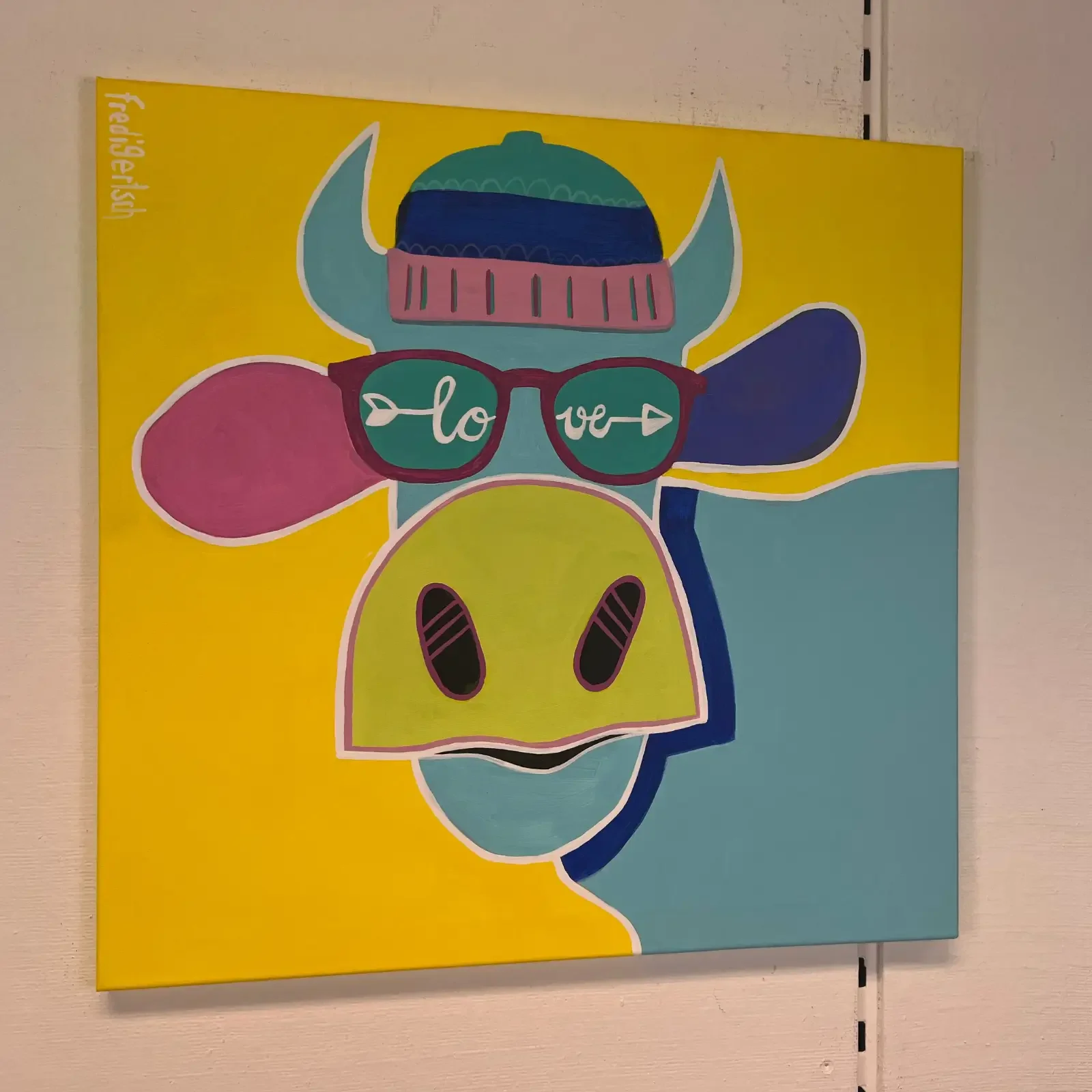 VogelLisi Love, Pop Art Acrylgemälde auf Leinwand, Seitenansicht mit gelbem Hintergrund, Fredi Gertsch, 2022