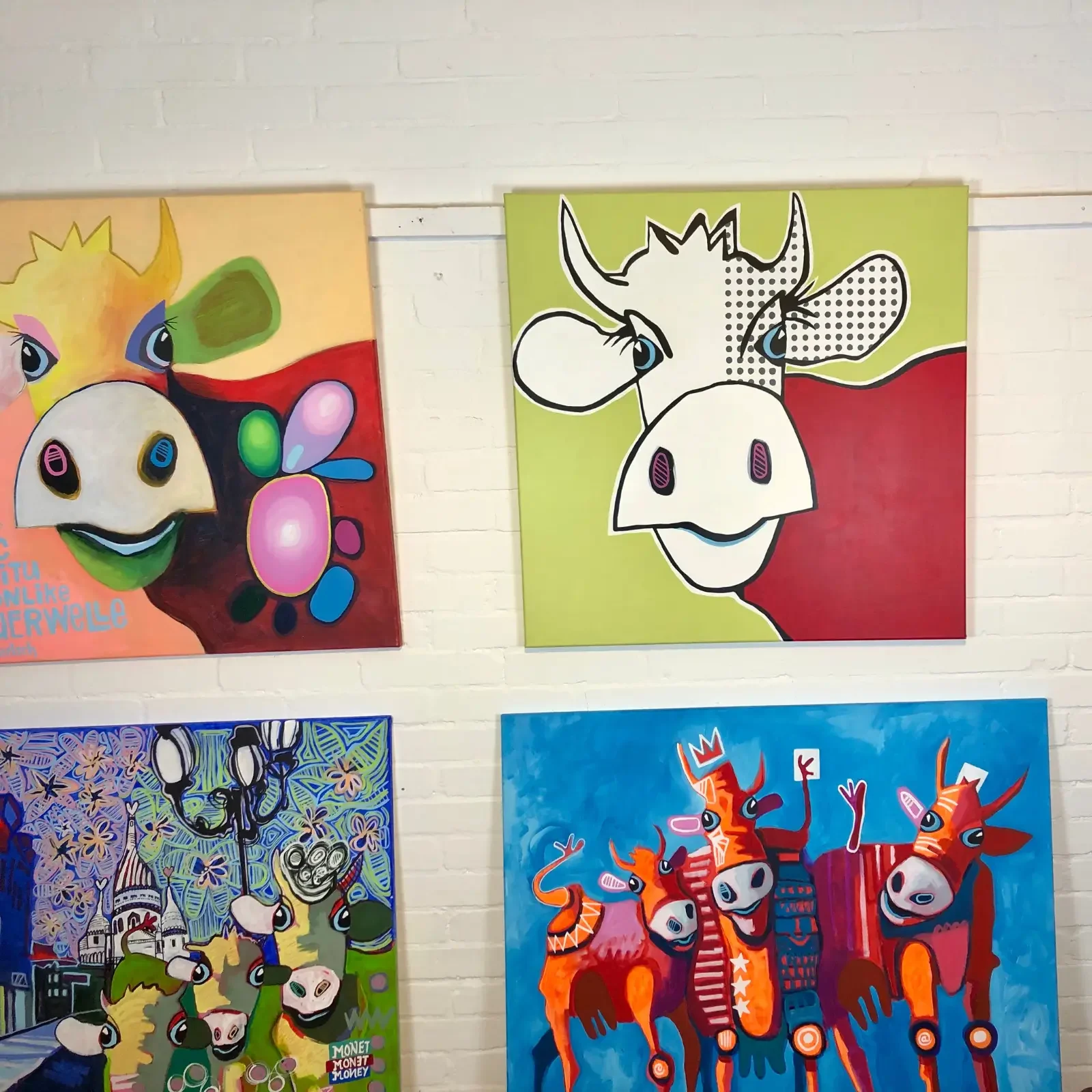 VogelLisi Florence von Fredi Gertsch, Pop Art Originalgemälde als Teil einer Bilderwand im Atelier, Schweizer Kunst, 2019