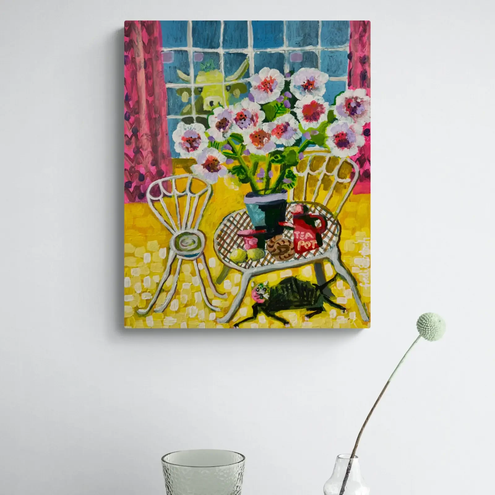 Tea Time im Blütenzimmer, Pop Art Acrylgemälde von Fredi Gertsch, Wandbild im hellen Raum, Schweizer Kunst, 2024