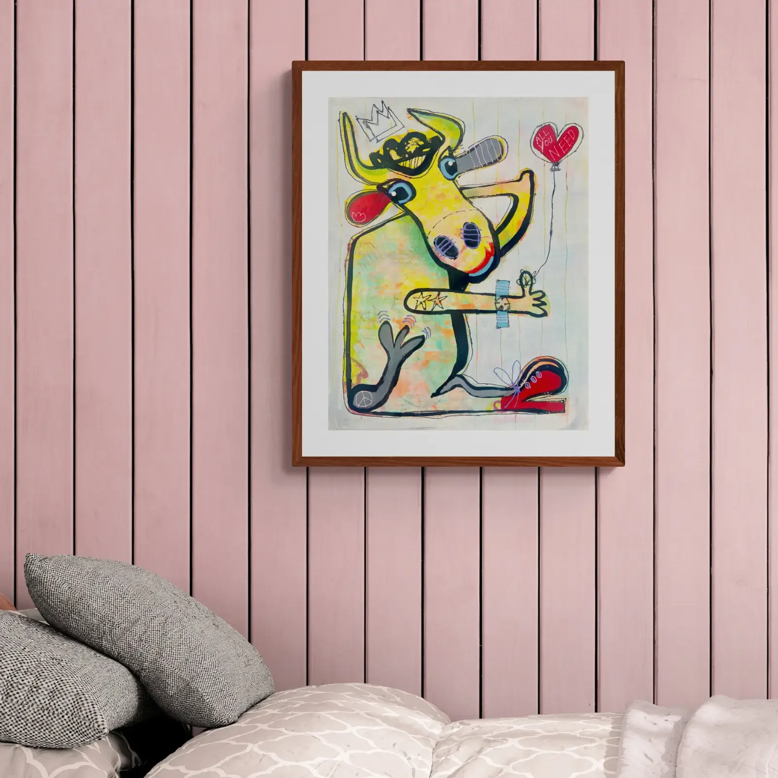 Baby Love Balloon von Fredi Gertsch, Pop Art Kuh mit Herzballon, gerahmt im Schlafzimmer, Schweizer Kunst