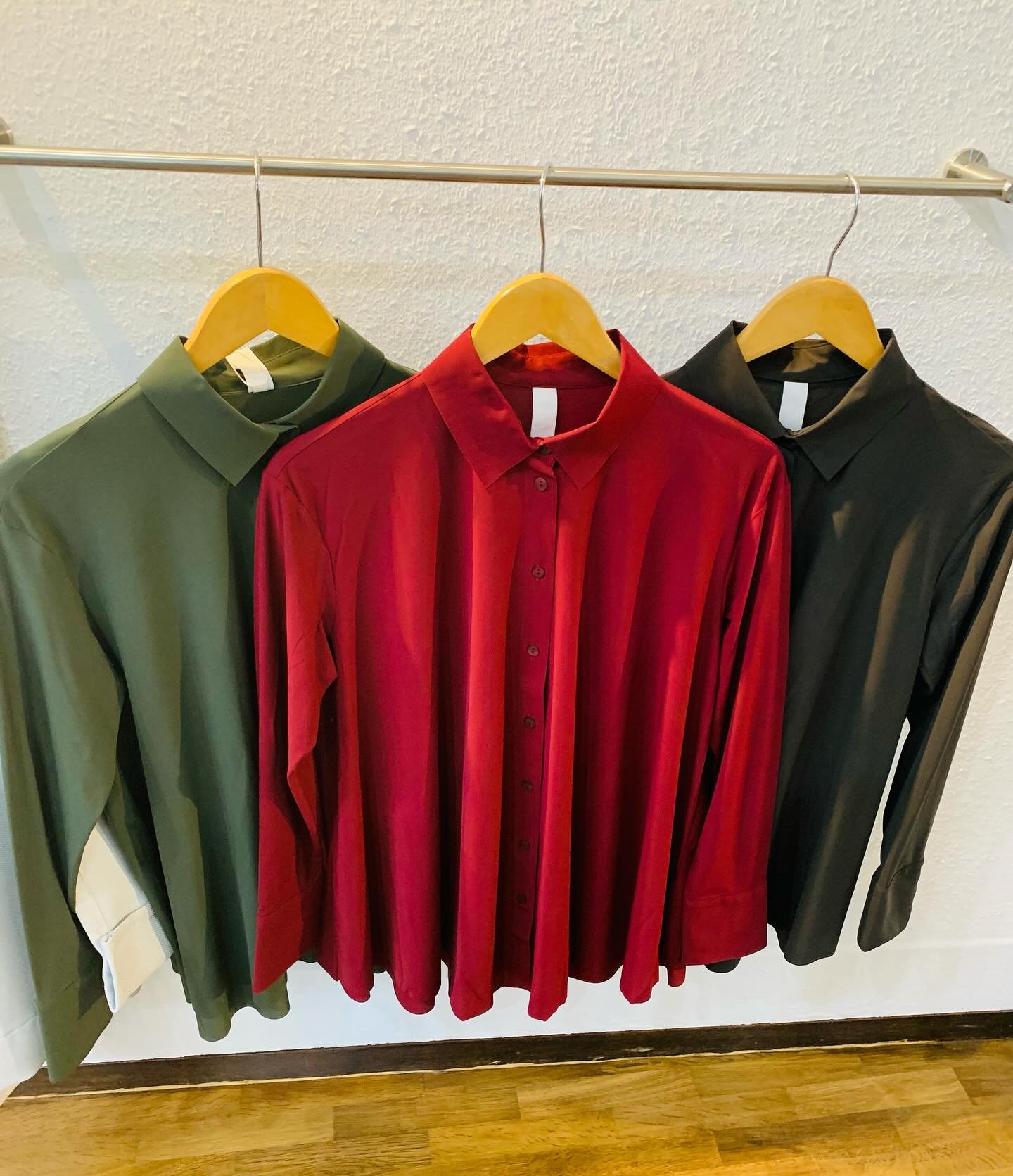 Neu im Programm:
Blusen und Tunikas aus atmungsaktiver Mikrofaser. Tolle L&auml;nge und perfekter Schnitt.
Ebenso gegen die K&auml;lte Daune z.b. von MarcCain, Bogner,Moncler