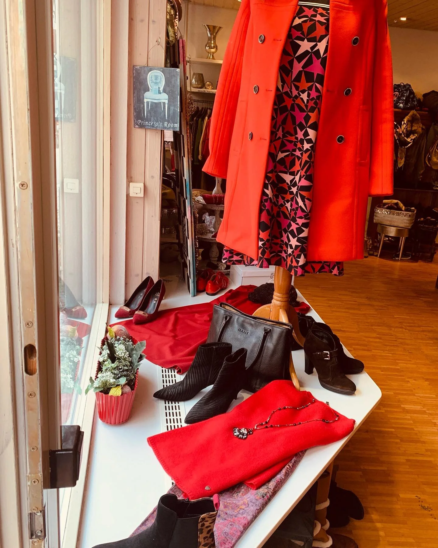 Zum Wochenende - Lady in red -
Von MarcCain, Laurel, Princess, Gant, MaxMara etc.

#designsecondhand 
#marktplatz Leonberg 
#nachhaltigkeit