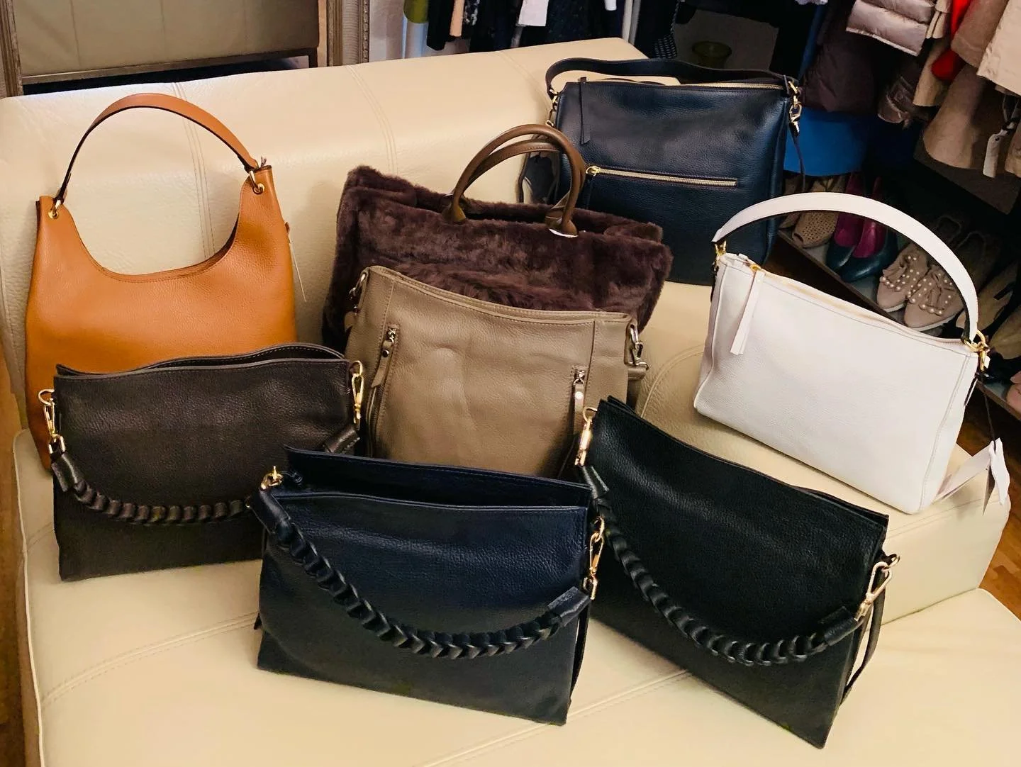 Die neuen Ledertaschen  sind gekommen von Maxima.
Ebenso eine gro&szlig;e Auswahl an Secondhand Ledertaschen  von Tod&lsquo;s, Gant, Liebeskind, M.Kors, DKNY etc.