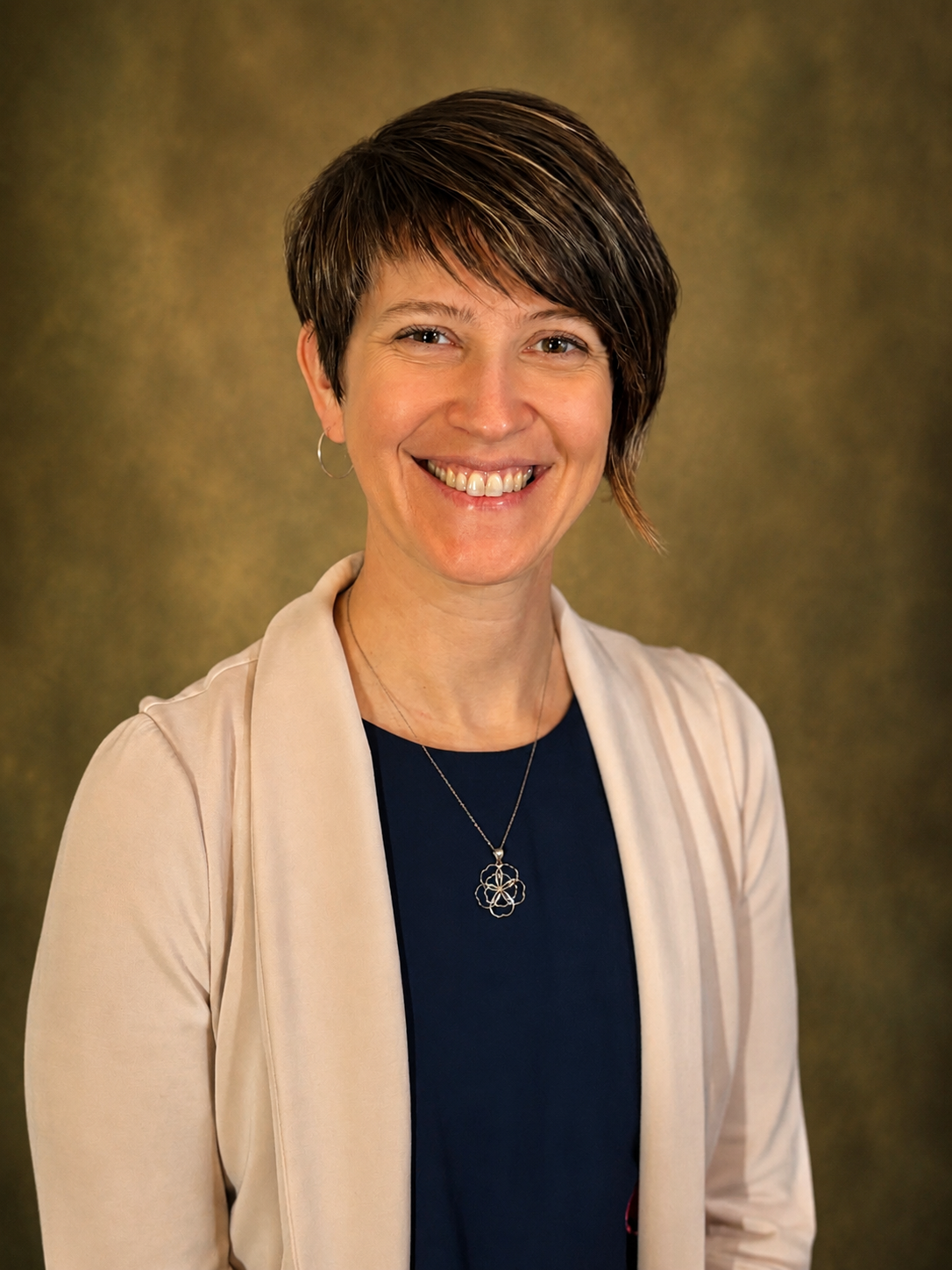 A headshot of Dr. Leslie Kingsley, D.O.