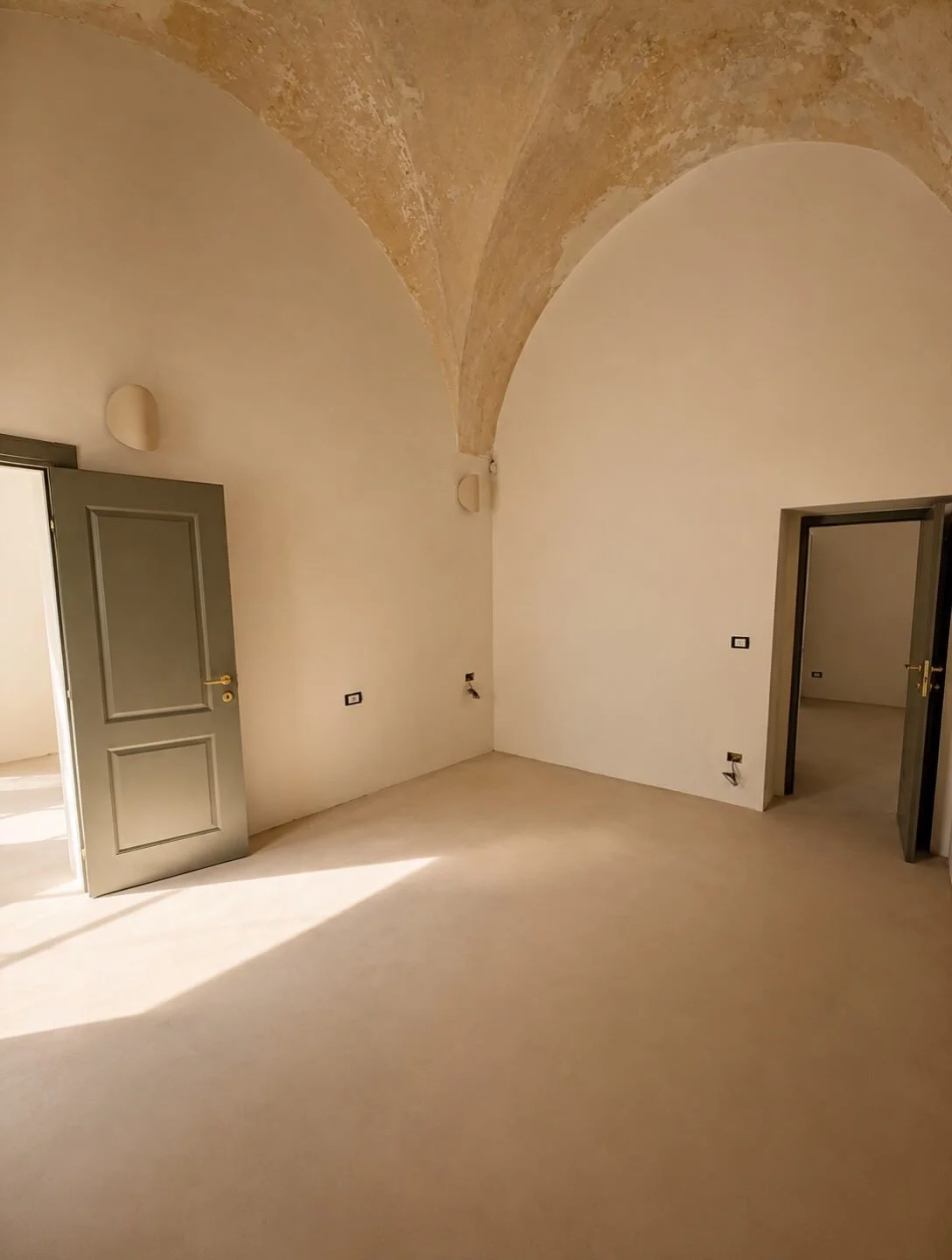 Before the furniture, before the guests, there is this: a quiet, finished shell waiting to be filled. The light already moves across the floor the way it will every afternoon. Soon this room will have a reason to be lived in.

&bull;

Prima degli arr