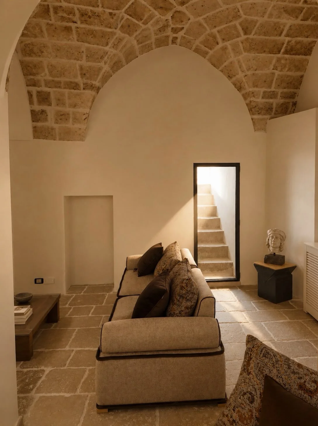 This room already feels like the kind of place conversations run long in. Palazzo A Mauro keeps getting closer to that feeling.

&bull;

Questa stanza sembra gi&agrave; il tipo di posto dove le conversazioni si allungano. Palazzo A Mauro si avvicina 