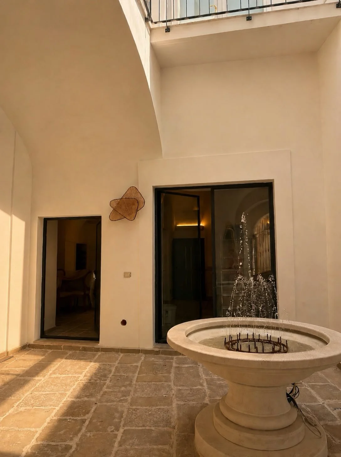 For a few seconds after stepping inside, you can still hear the street behind you. Then the fountain takes over, replacing the sounds outside with one steady rhythm. It&rsquo;s often the moment when arriving at Palazzo A Mauro begins to feel like bei