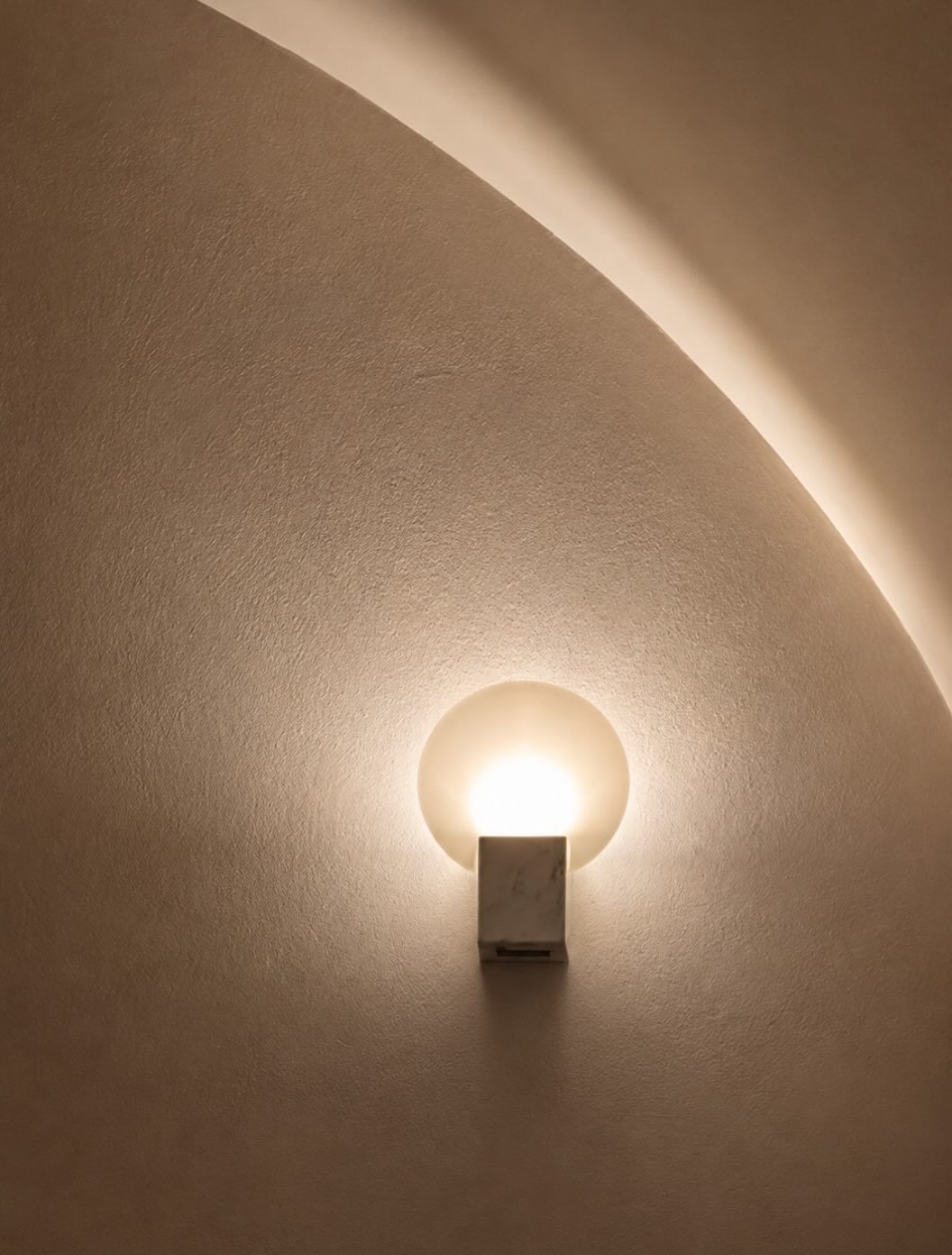 A curved ceiling changes the way light moves through a room, spreading and softening it rather than focusing it in one place. Throughout Palazzo A Mauro, the details were designed with this in mind, allowing the architecture itself to shape the atmos