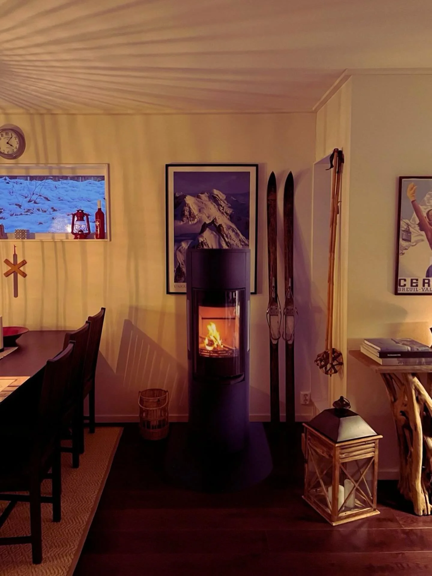 En braskamin ger den d&auml;r sk&ouml;na v&auml;rmen som man beh&ouml;ver den h&auml;r perioden. &Aring; blir en fin fokuspunkt i rummet. Mys i ski resort. ❣️🔥

#&aring;reinspiration
#inredningsinspiration
#inredningmedsj&auml;l 
#vintageinspo