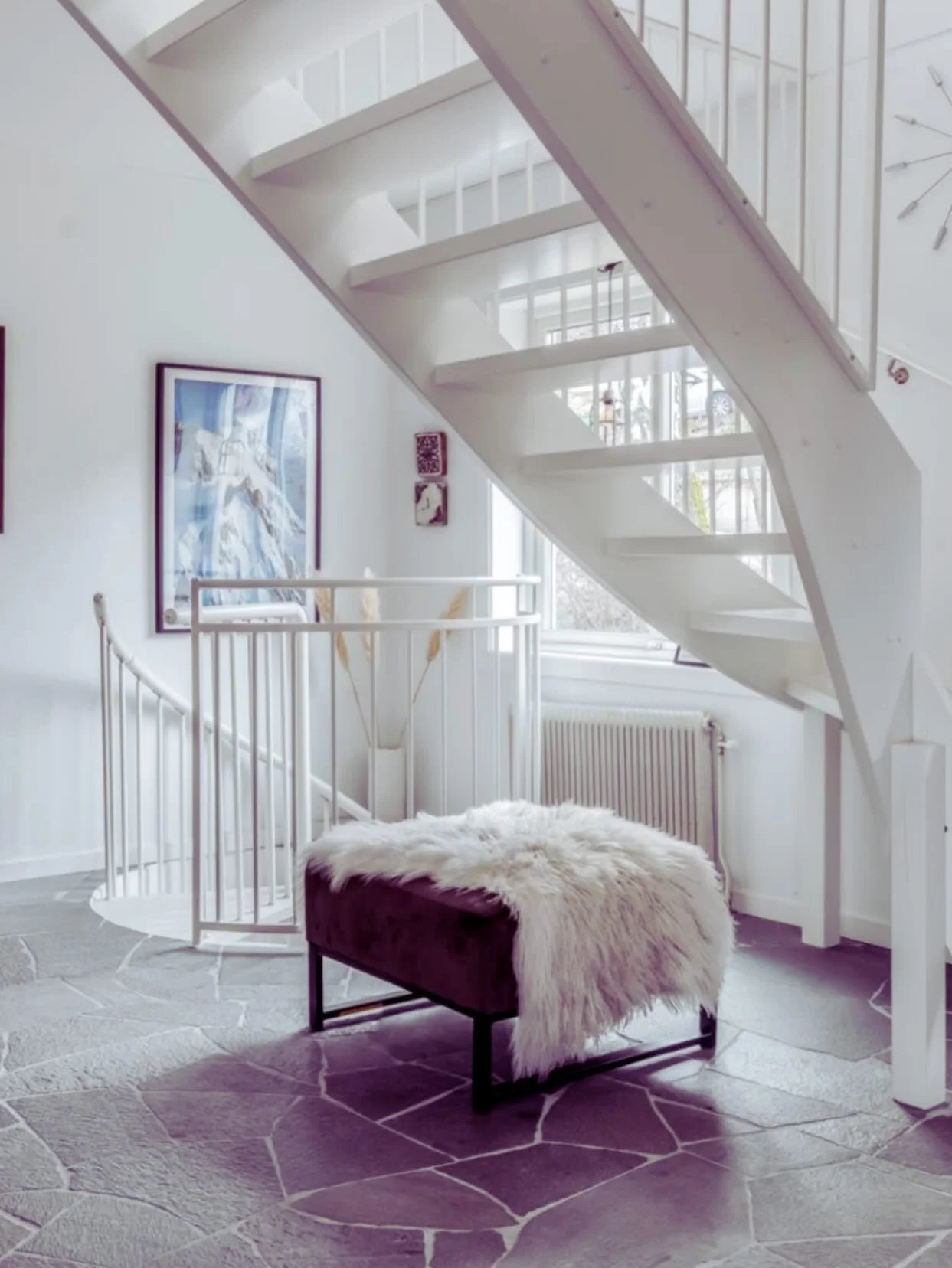 En plats som jag h&aring;ller k&auml;r - blev inspiration till hallen hemma - j&auml;mtlandskiffer 😍 ✨🏔️

#&aring;reinspiration
#inredningsinspiration
#inredningmedsj&auml;l