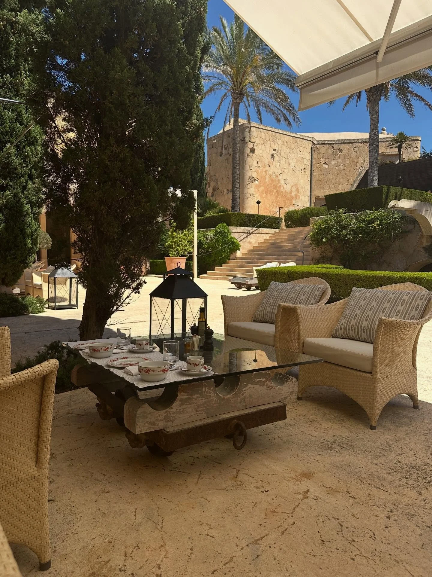 En f&auml;stning. Historia i v&auml;ggarna. Konst, texturer och stillhet. 😍 Inspiration finns &ouml;verallt - om man tr&auml;nar &ouml;gat. Det &auml;r s&aring; en stilbank byggs🌿

#inredningmedsj&auml;l
#personliginredning
#fincainteriordesigner