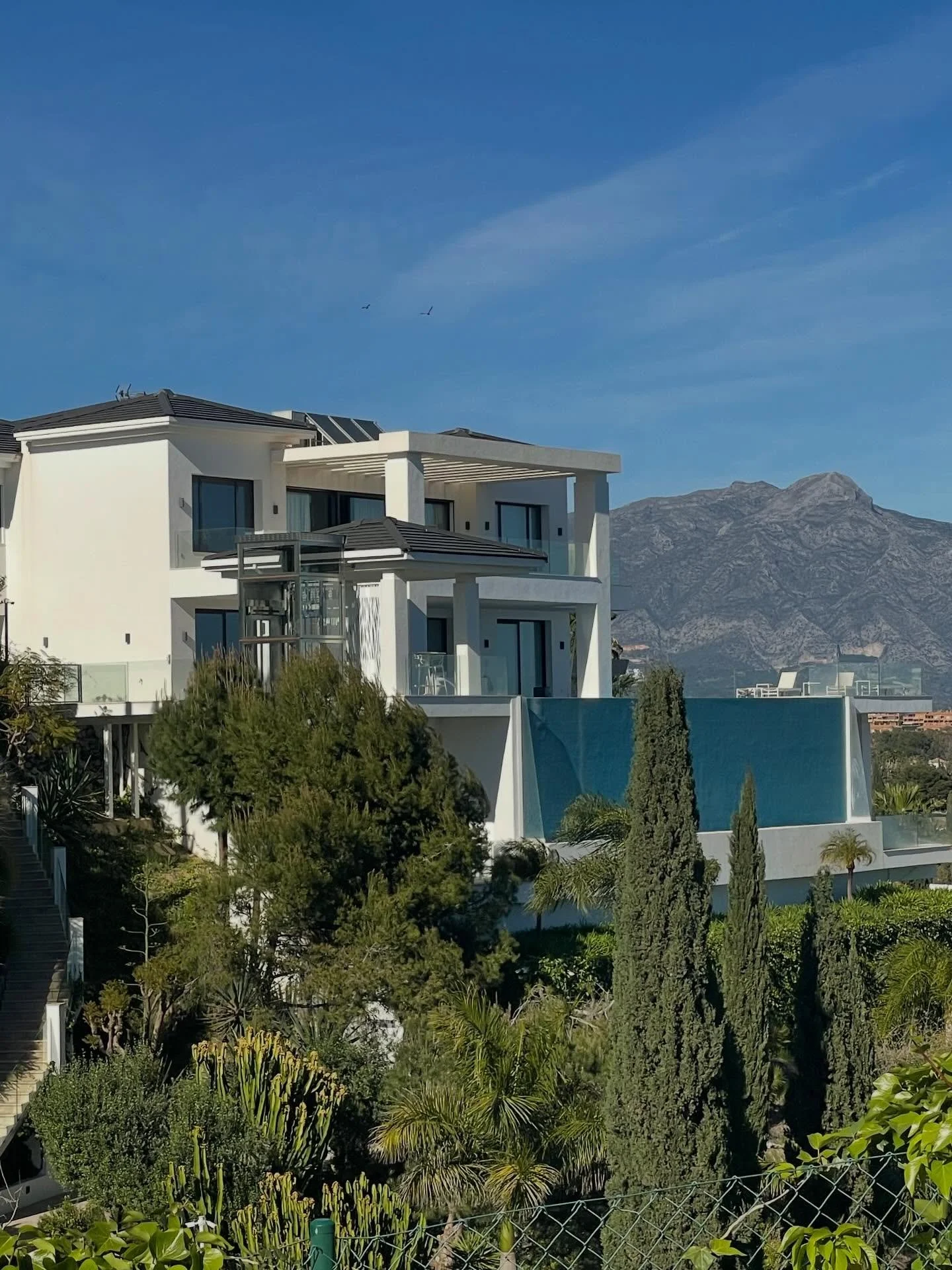 Imponeras av hur materialen m&ouml;ts - glas, betong, j&auml;rn, sten. Och ljuset som sprider sig &ouml;ver de stora ytorna. Och inte minst detaljerna som syr ihop helheten. 

#fincainteriordesigner
#inredningsinspiration
#arkitektur