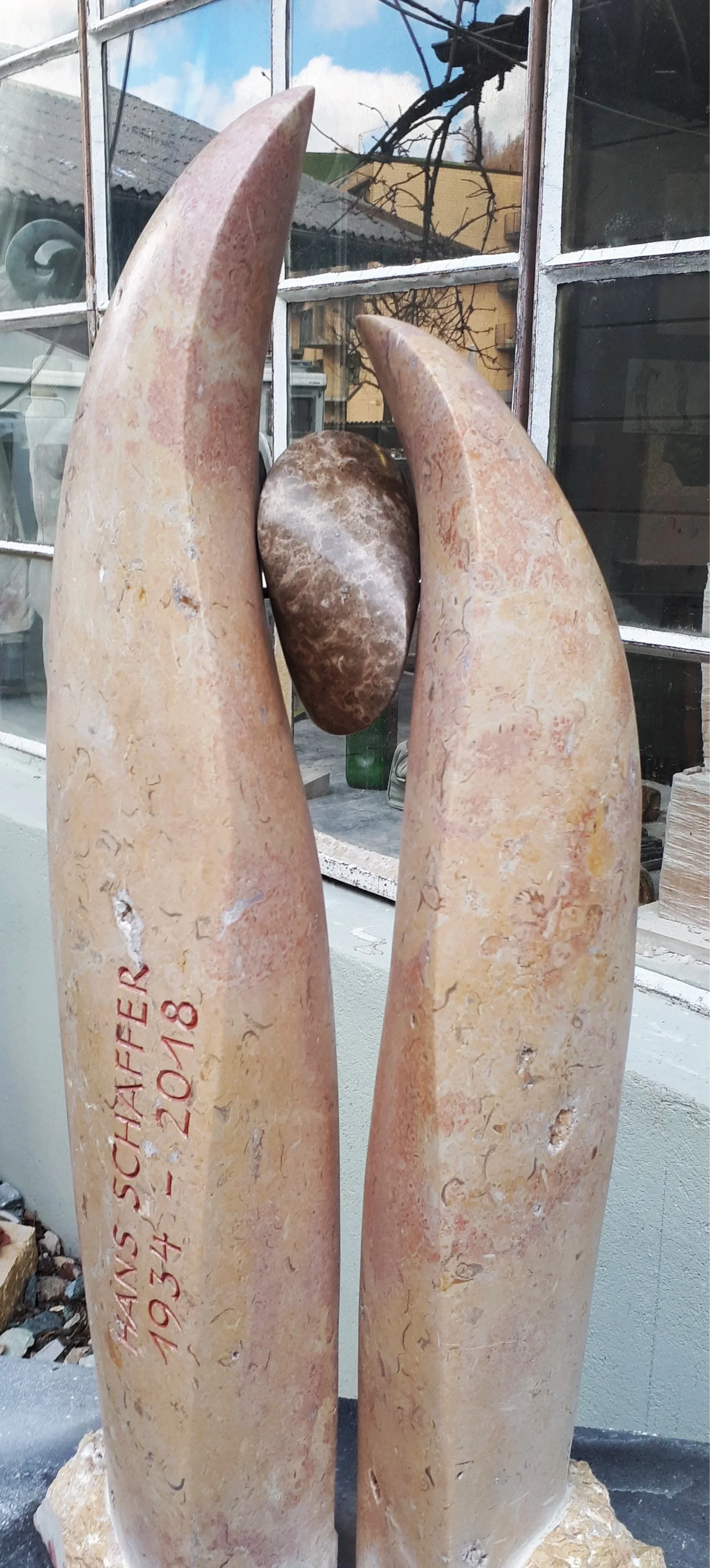 Flammenpaar mit Oloid, Material Kalkstein: Flammen aus Liesberger, Oloid aus Lunel