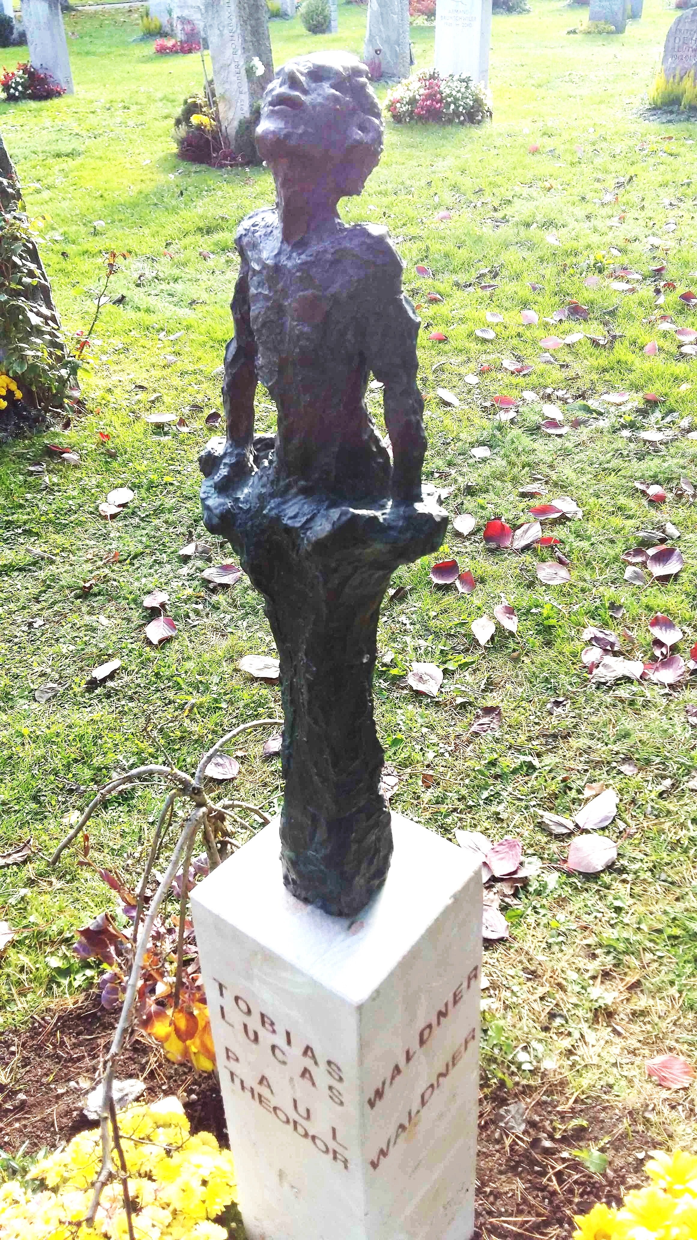 Ausbrechen... Material: Bronzeguss im Wachsausschmelzverfahren, Sockel Kalkstein