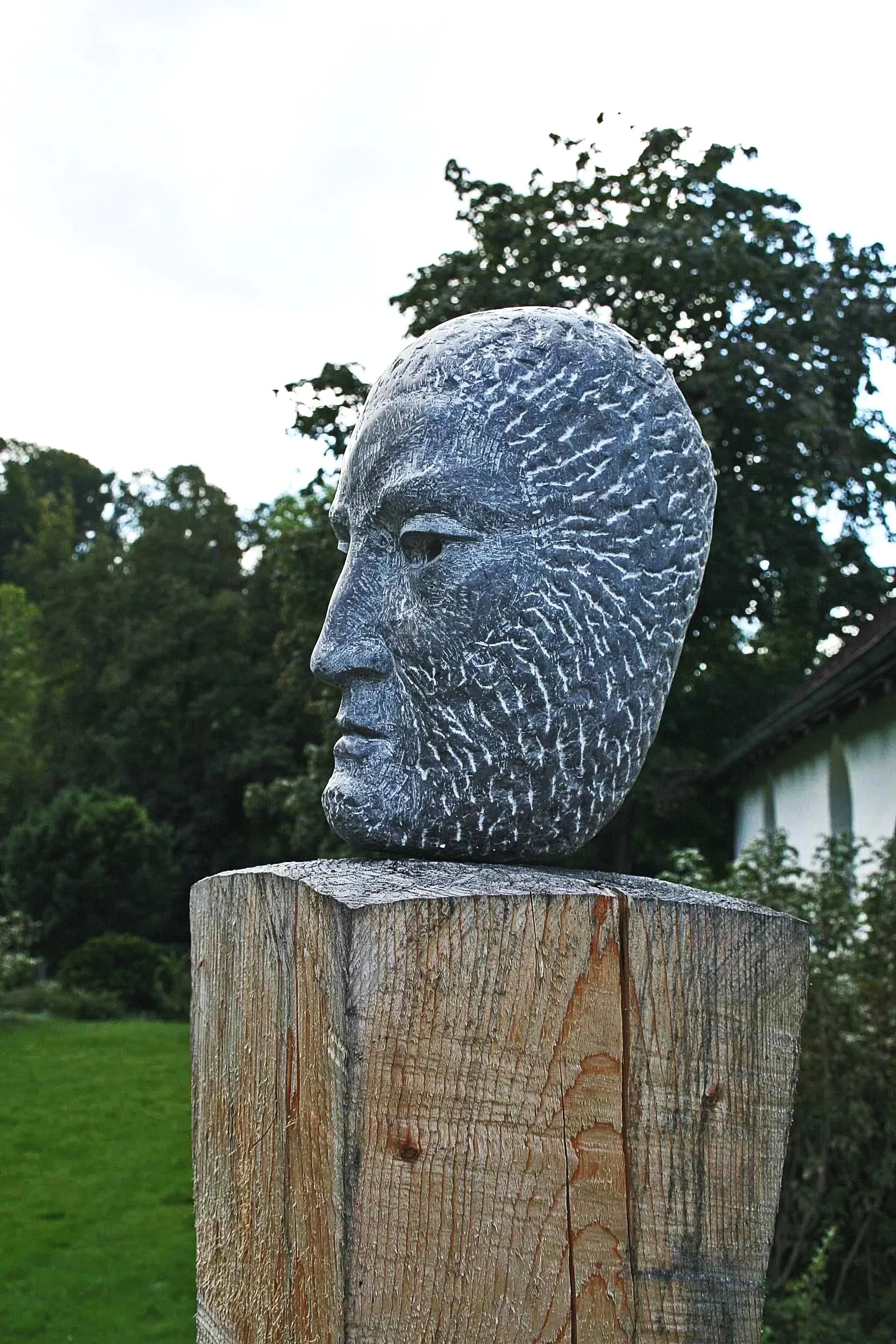 Erwachsen, Kalkstein, Sockel Fichtenholz