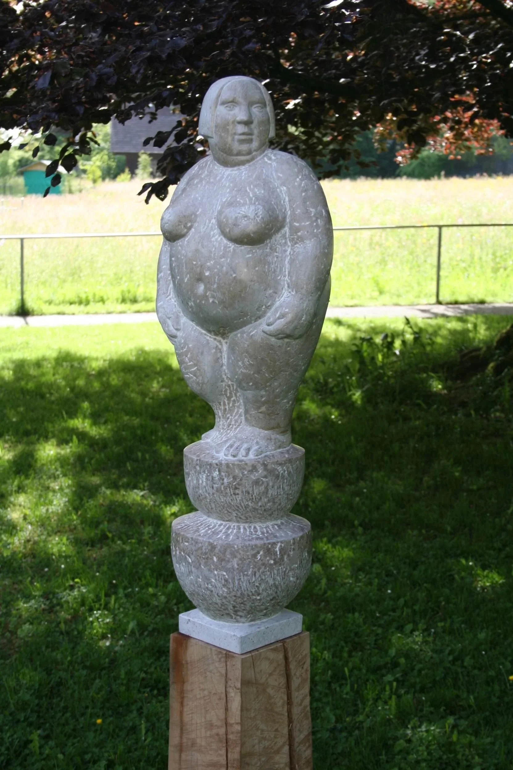 Die Skulptur "in der Mitte". Sie steht im Garten der Klinik Wyss in Münchenbuchsee BE
