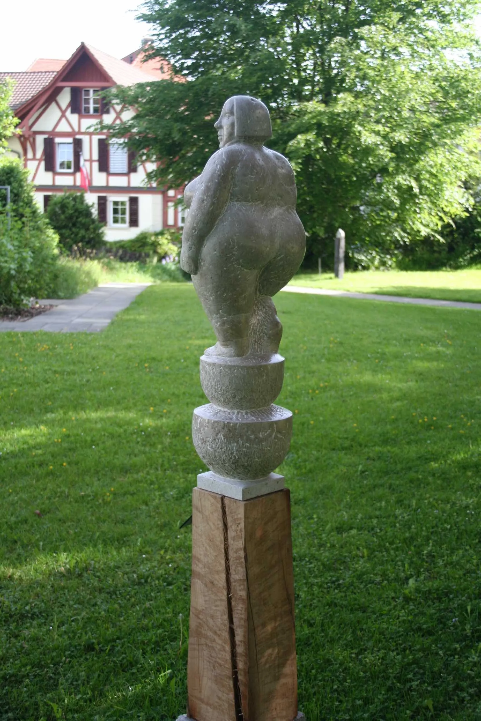 "in der Mitte" Rückseite, der Sockel aus Holz, die Figur aus Kalkstein, Entstehungsjahr 2008