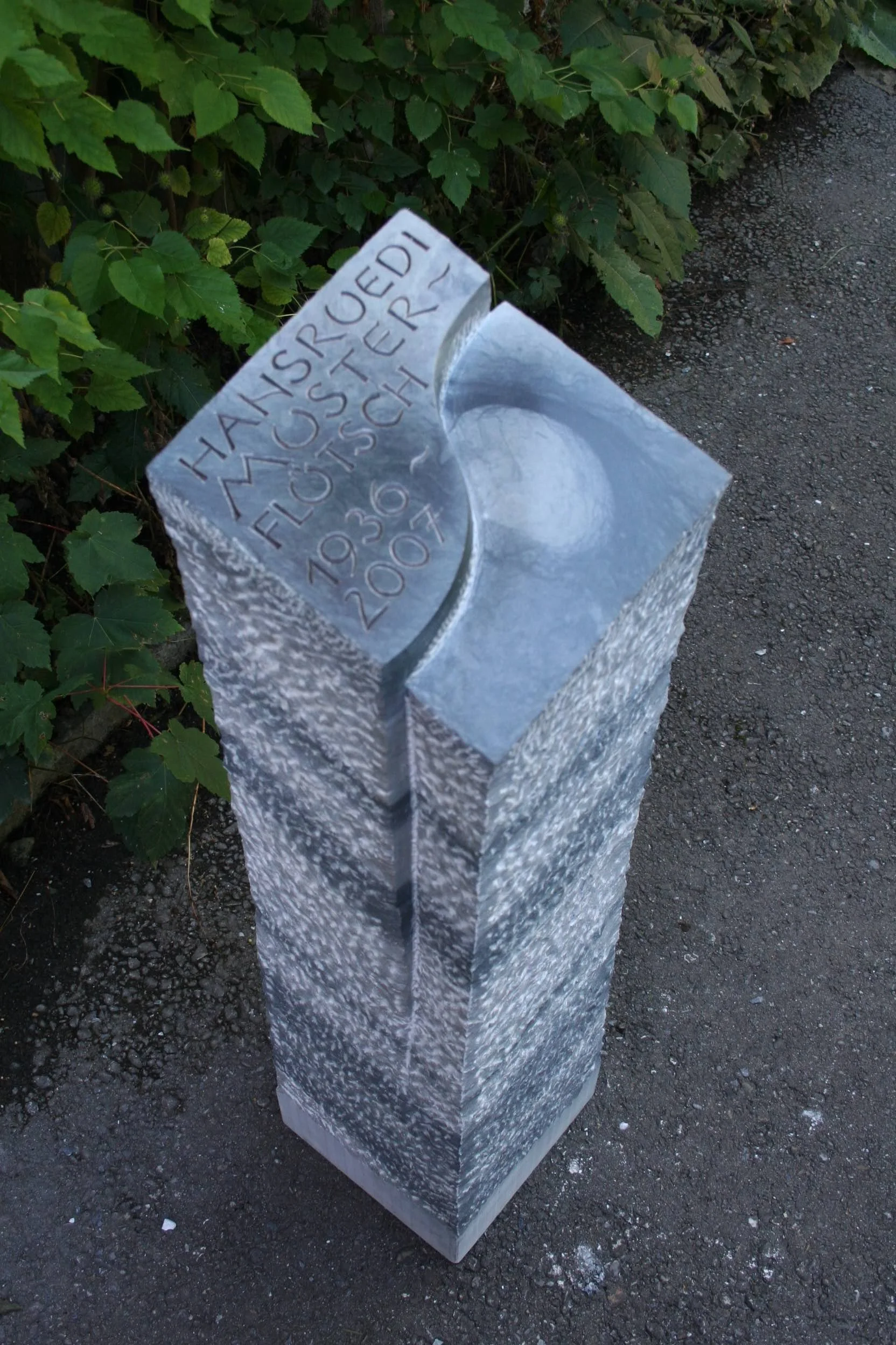 Material: grünlicher Mittholzer Alpenkieselkalk, Schweiz BE