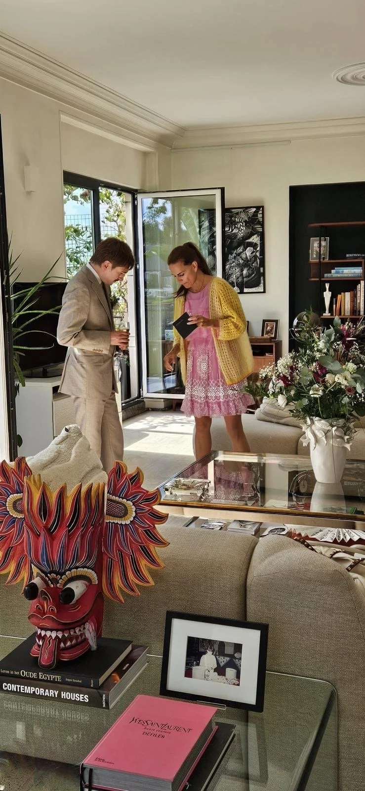 Scénographie florale et gestion d'invités pour un événement privé en appartement : décoration élégante et art de recevoir.