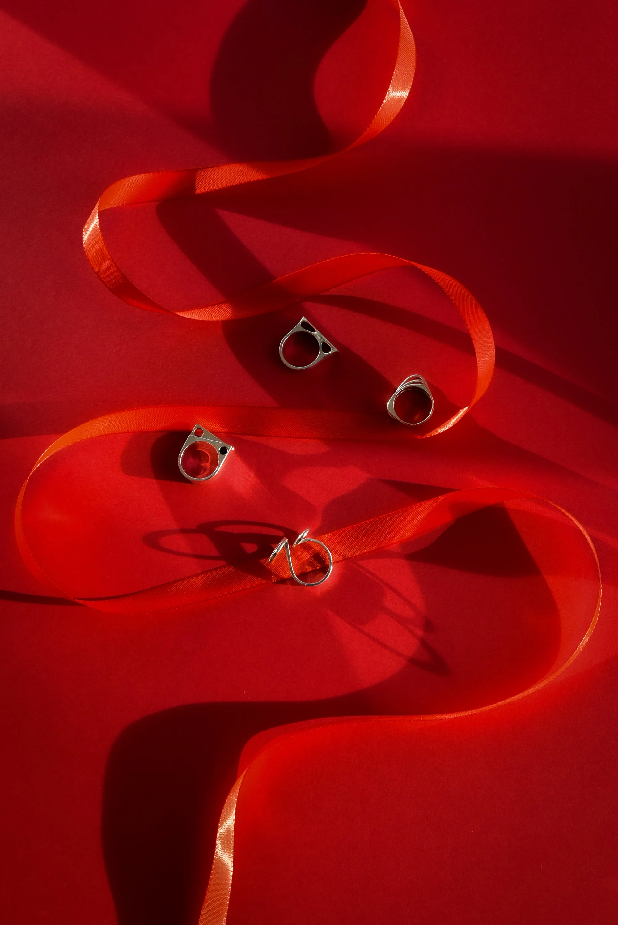 Gestion de campagne publicitaire et community management pour Mustraus : story sponsorisée avec bijoux mis en scène en forme de sapin de Noël.