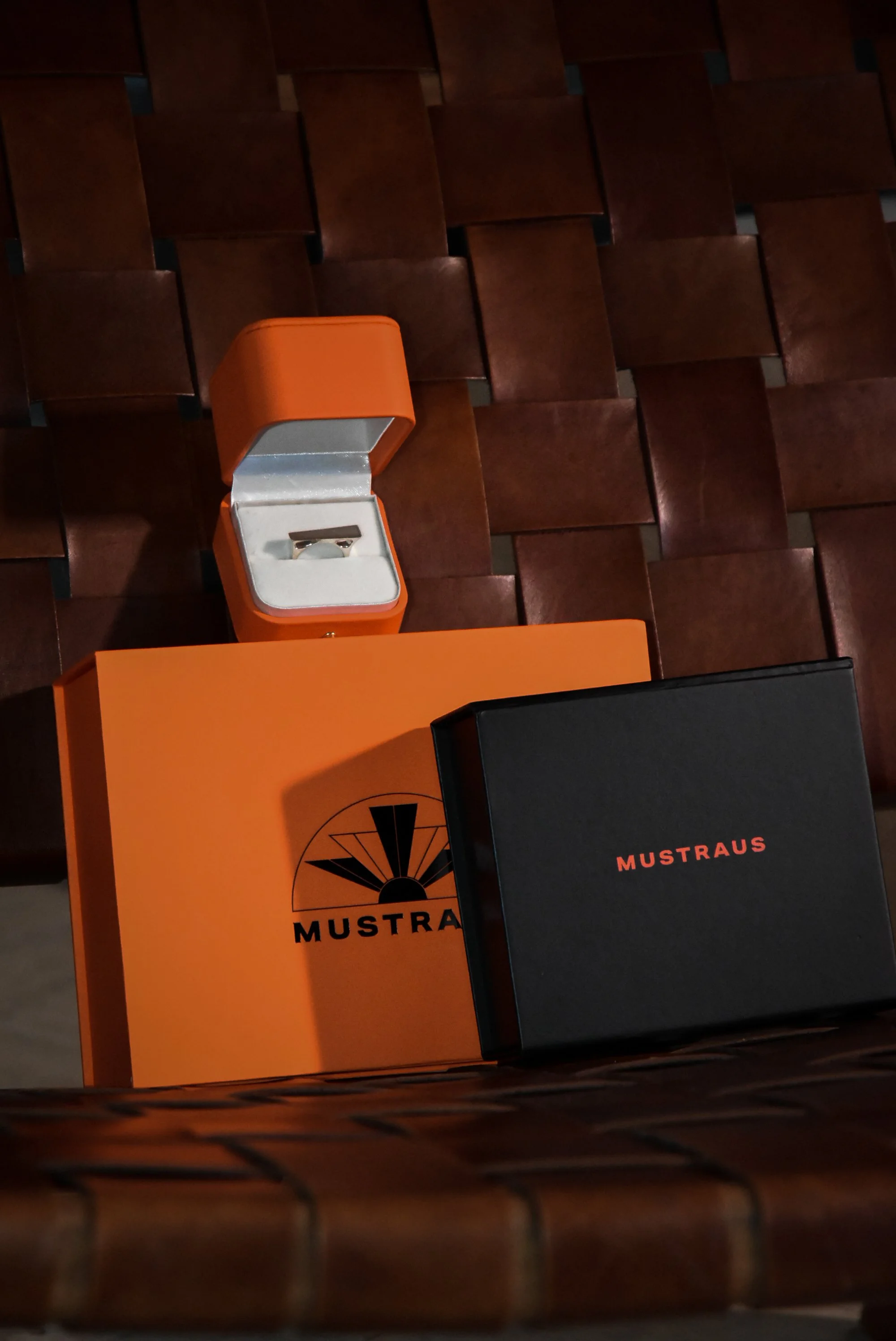 Photographie de packaging joaillerie Mustraus : écrins et boîtes personnalisées avec logo, création de contenu social media pour l'image de marque par Philippe Hereng.