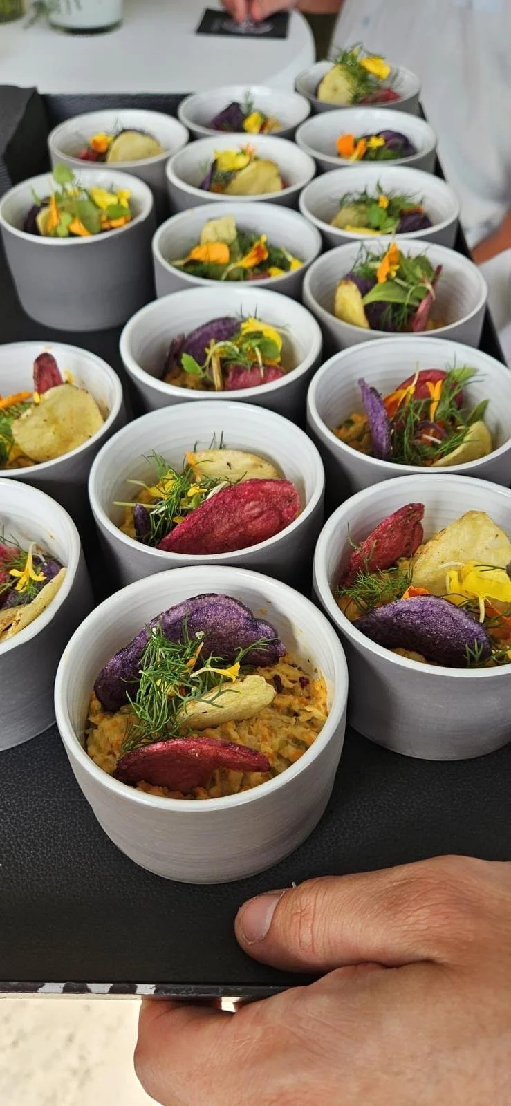 Service traiteur haut de gamme pour événement privé : sélection d'amuse-bouches raffinés lors d'un cocktail dînatoire de famille à Bruxelles.