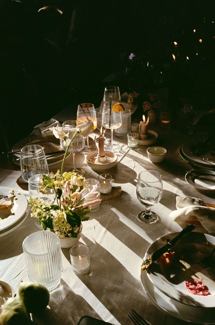 Décoration de table classique pour réception privée : nappe blanche, art de la table raffiné et organisation de dîner d'exception