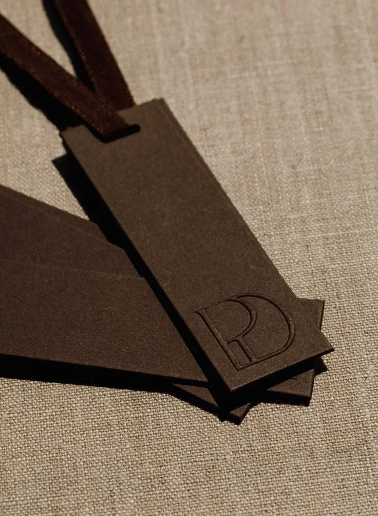 Design de packaging et étiquette de marque personnalisée : identité visuelle pour boutique haut de gamme et branding retail.