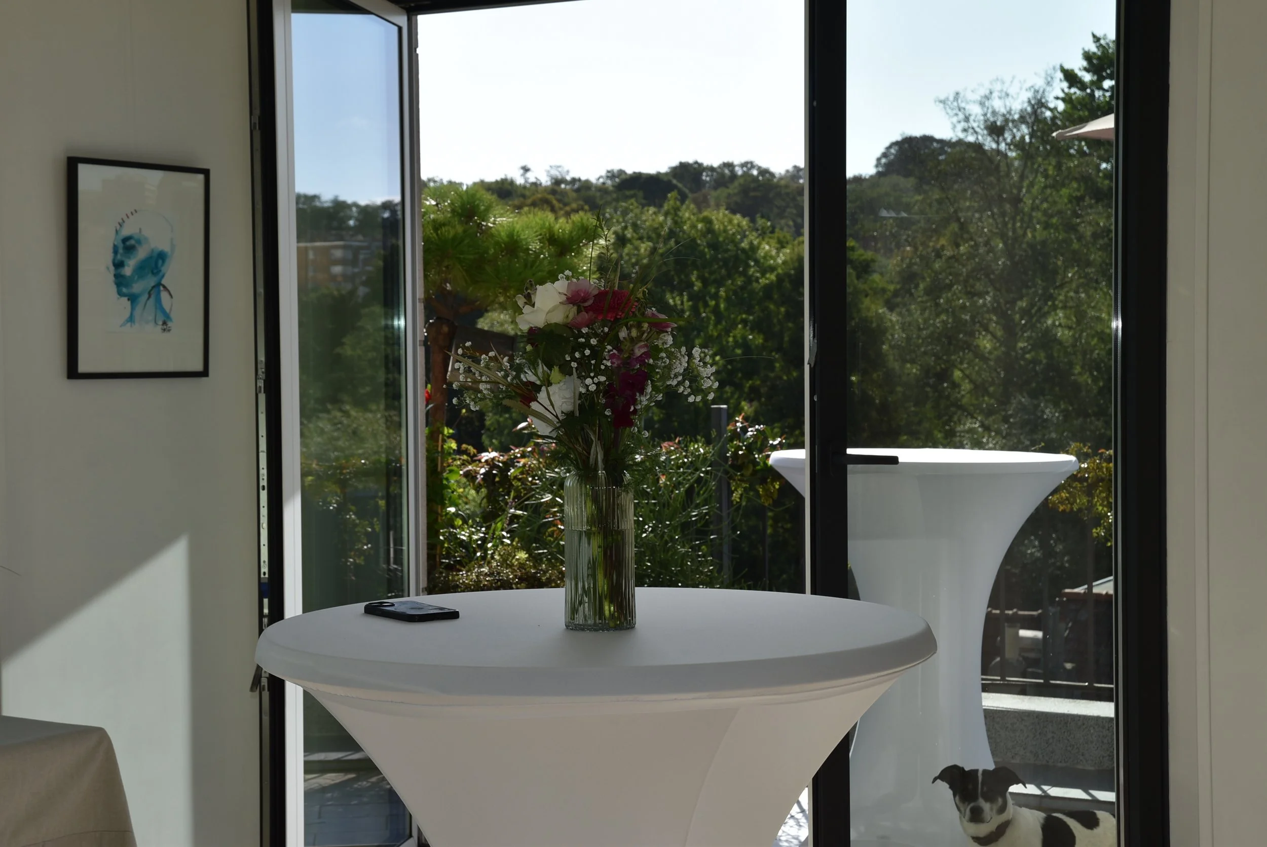 Scénographie florale pour cocktail de famille : décoration de table haute élégante et design événementiel pour réception privée à Bruxelles par Philippe Hereng.