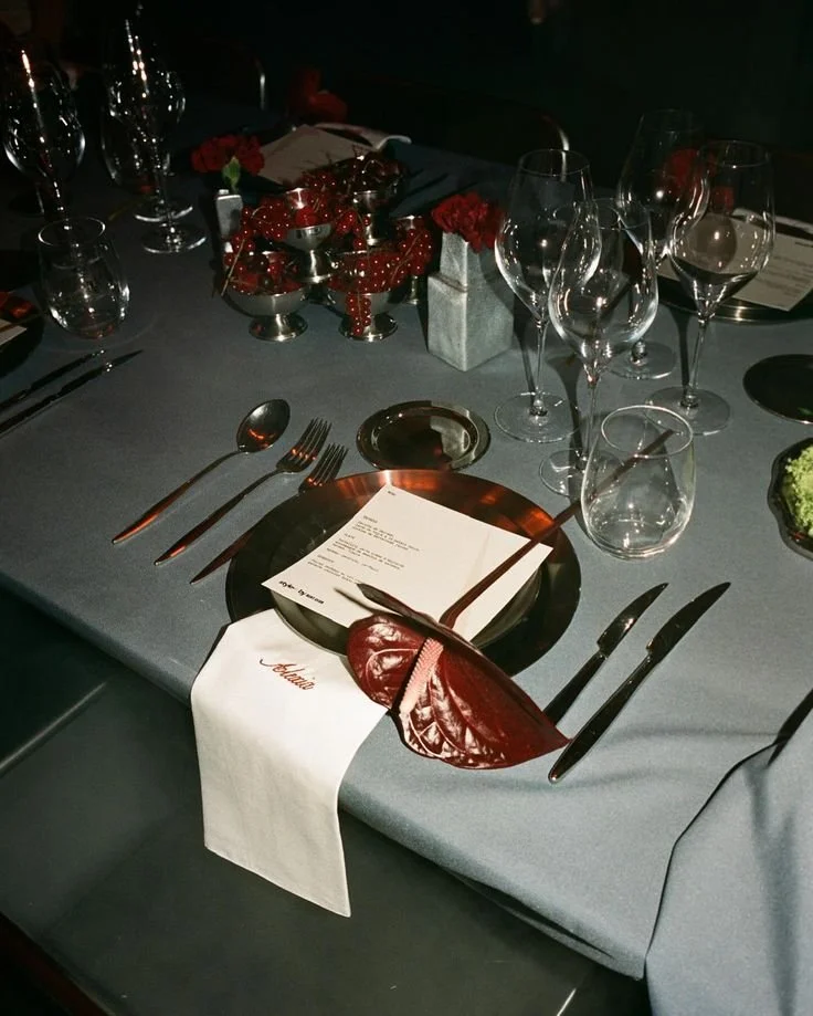 Scénographie événementielle moderne à Bruxelles : art de la table avec menu personnalisé, décoration florale élégante pour réception privée ou événement d'entreprise