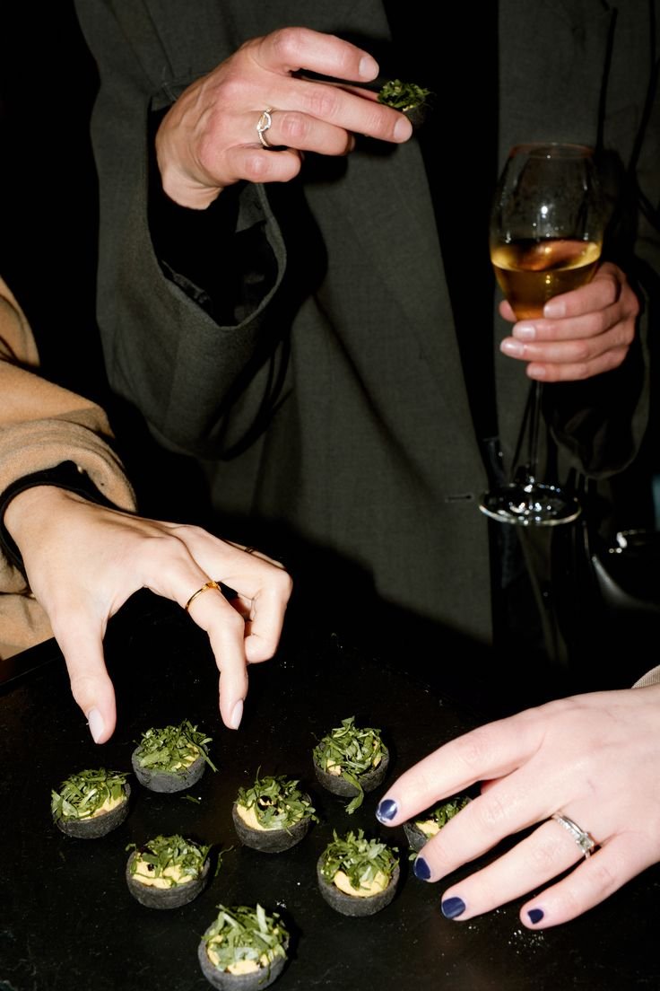 Cocktail dînatoire et networking lors d'un lancement de produit à Bruxelles : service traiteur premium et expérience convive pour un événement de marque