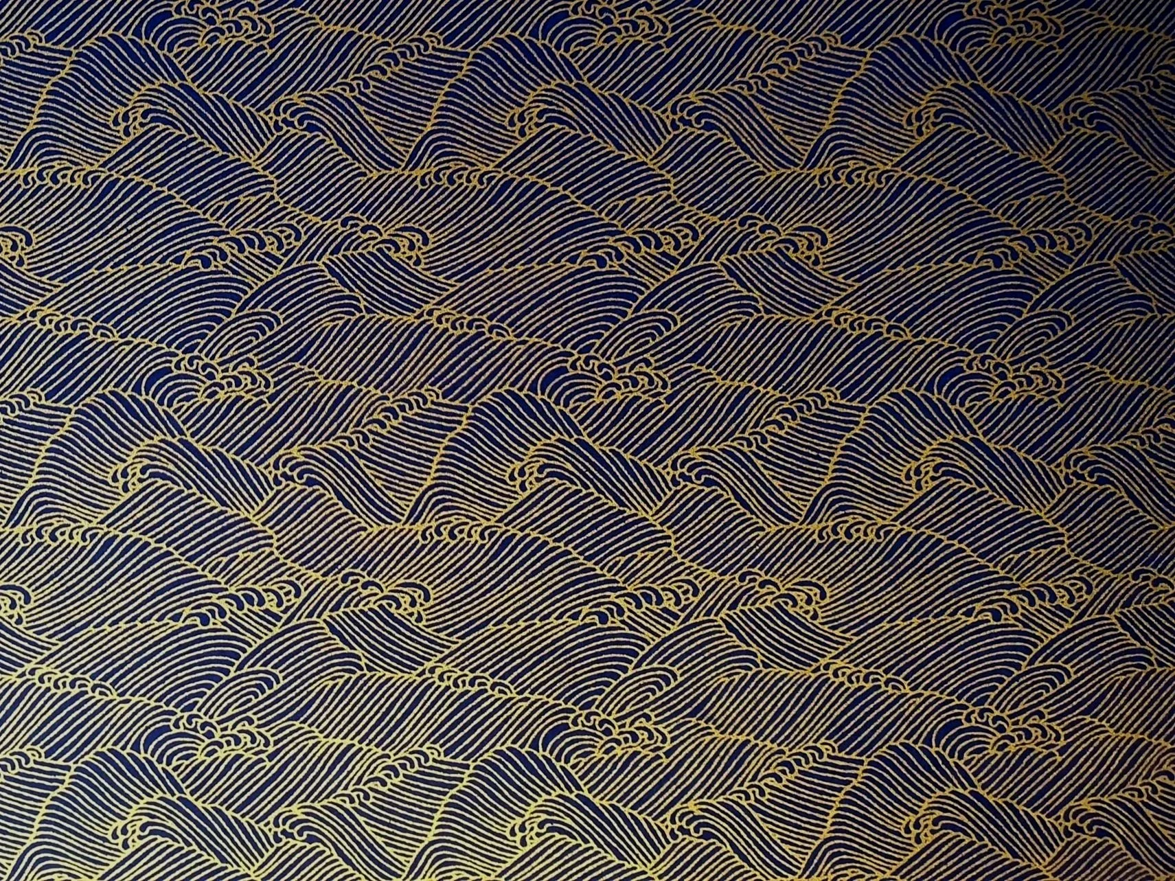 Motif de vagues stylisées en lignes dorées sur fond bleu marine.