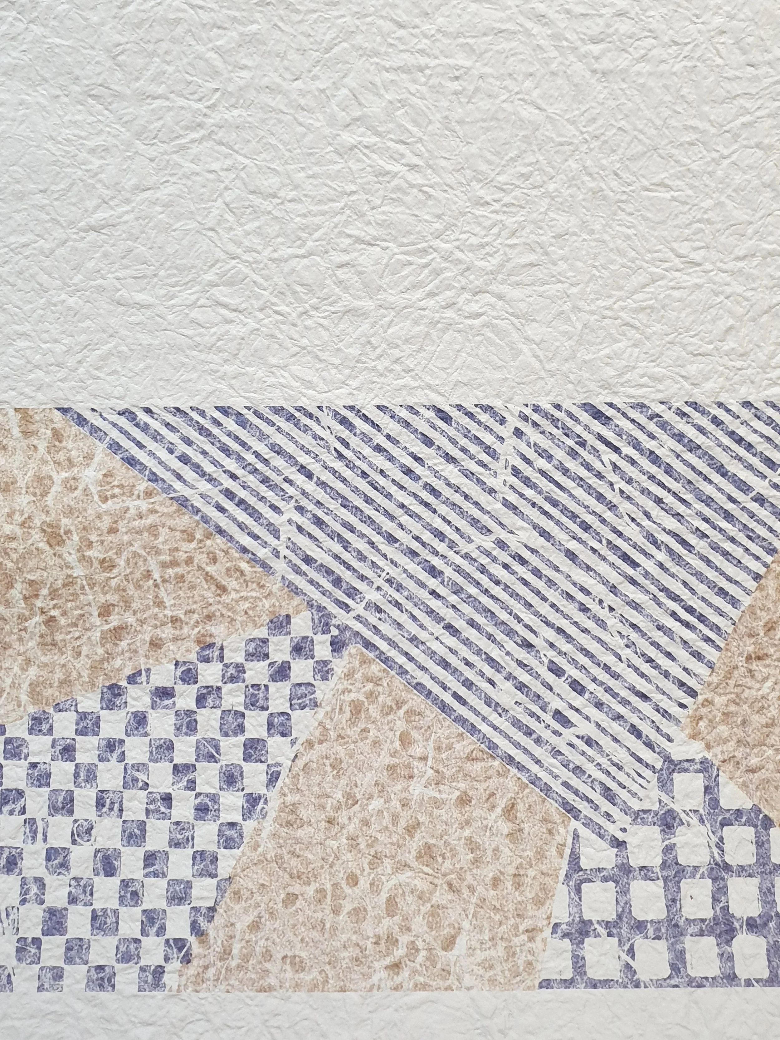 Une feuille de papier avec un collage de différents motifs géométriques et textures en couleurs beige, violet et blanc.