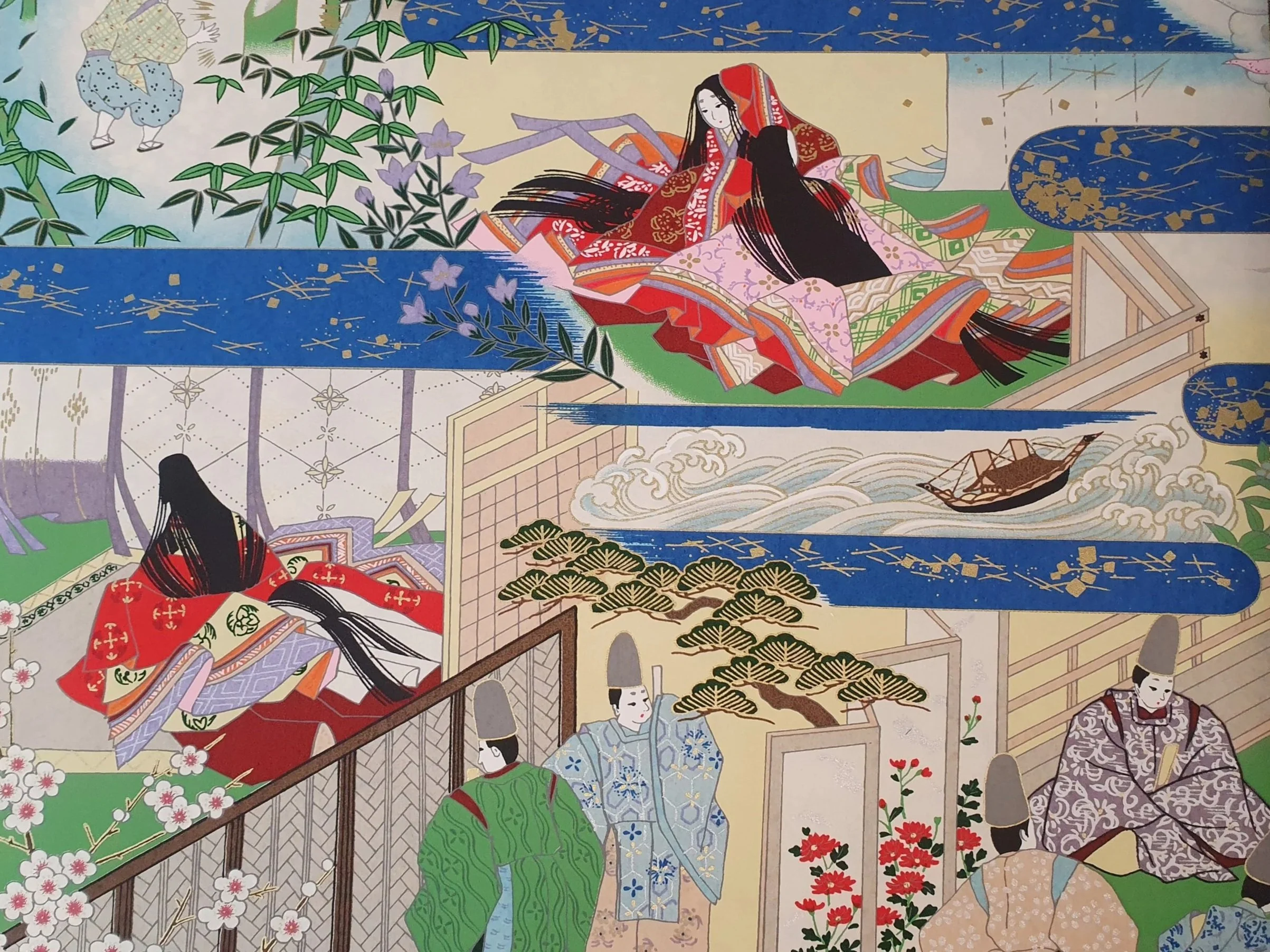 Une peinture japonaise classique représentant des personnages en vêtements traditionnels dans un paysage avec des éléments floraux, des arbres et une scène avec un bateau sur la mer.